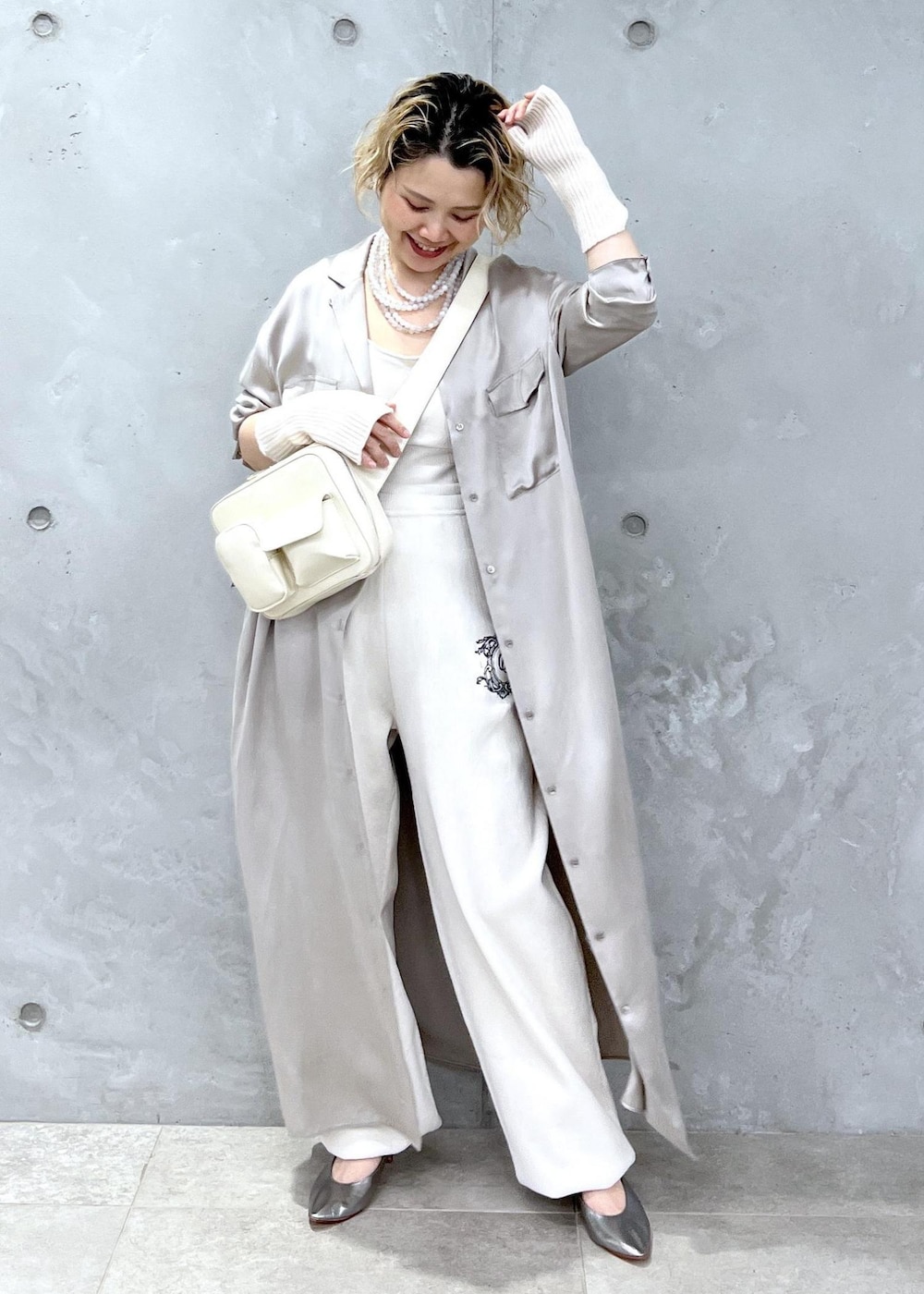 ホワイト系のタンクトップ、ホワイト系のその他パンツ、グレー系のシャツワンピースを着用したレディースの秋コーディネートの3枚目の写真