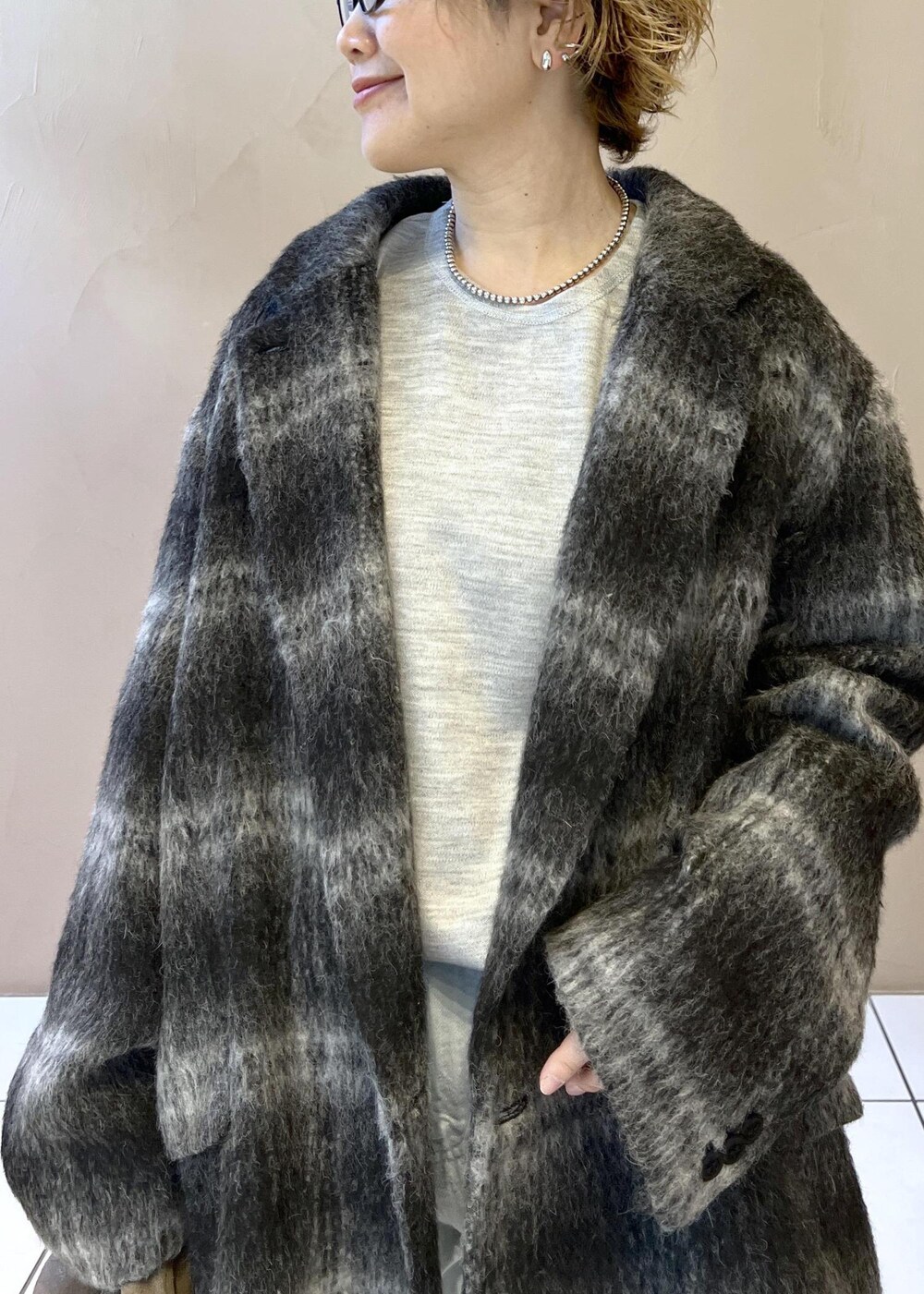 ブルー系のデニムパンツ、グレー系のその他アウター、グレー系のハンドバッグを着用したレディースの秋コーディネートの7枚目の写真