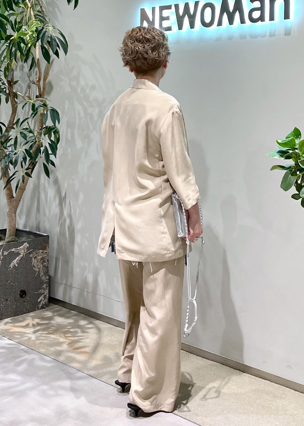 ベージュ系のその他パンツ、シルバー系のショルダーバッグ、ベージュ系のベストを着用したレディースの春コーディネートの5枚目の写真