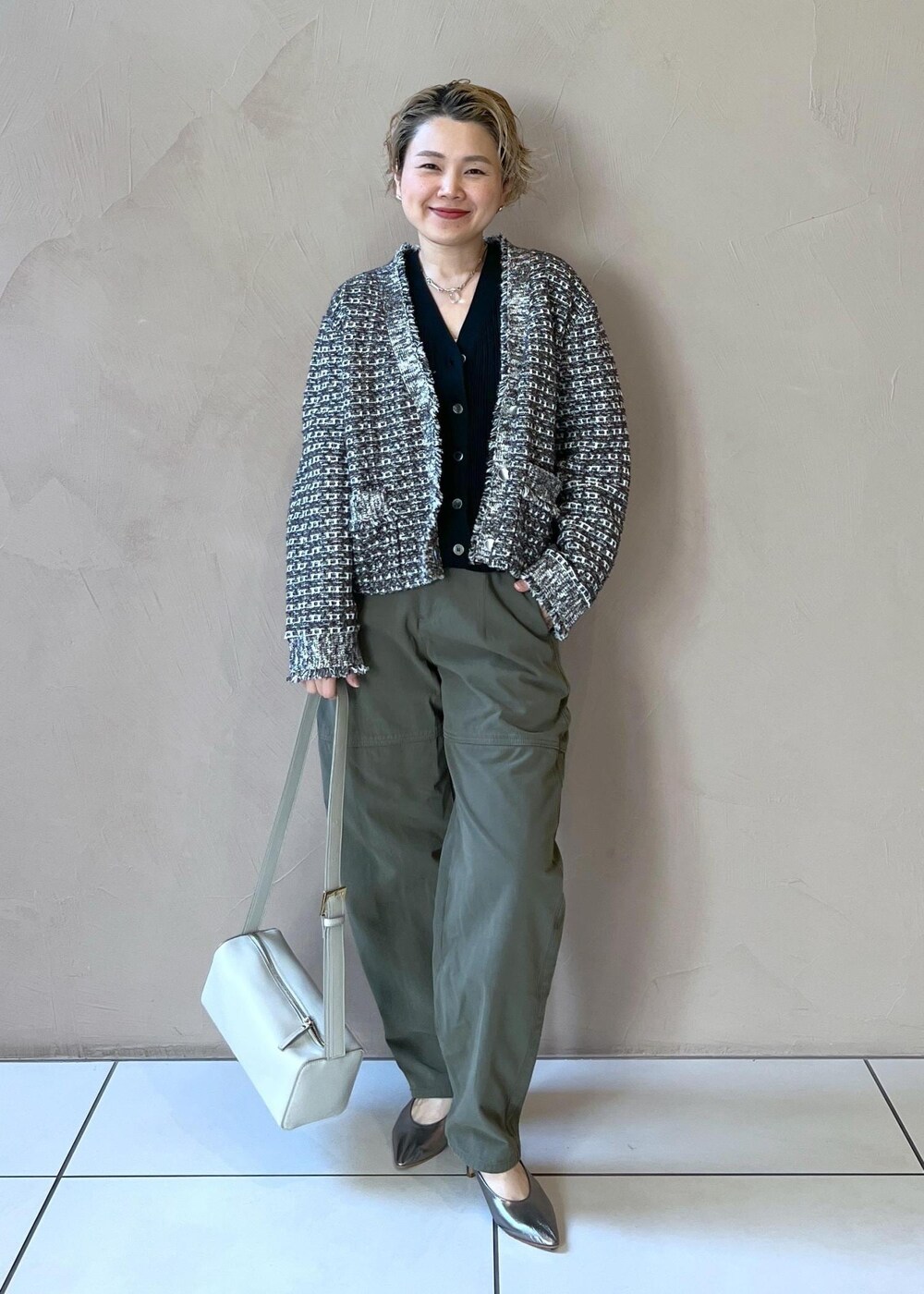 ブルー系のカーディガン/ボレロ、ブラック系のカーディガン/ボレロ、グリーン系のその他パンツを着用したレディースの冬コーディネートの2枚目の写真