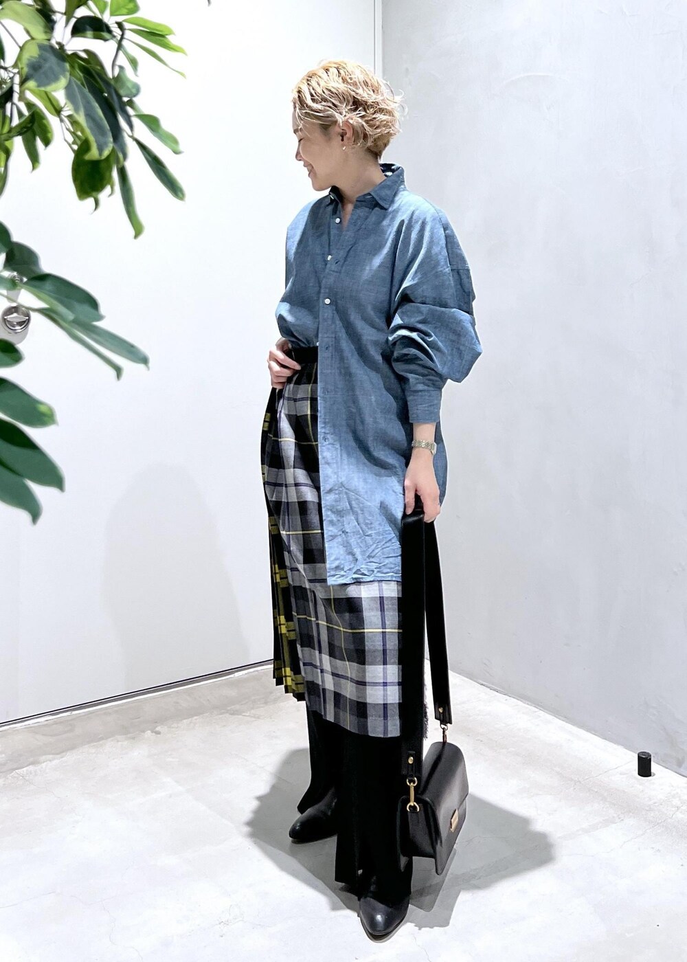 ブラック系のショルダーバッグ、ブラック系のその他パンツ、グレー系のスカートを着用したレディースの秋コーディネートの3枚目の写真