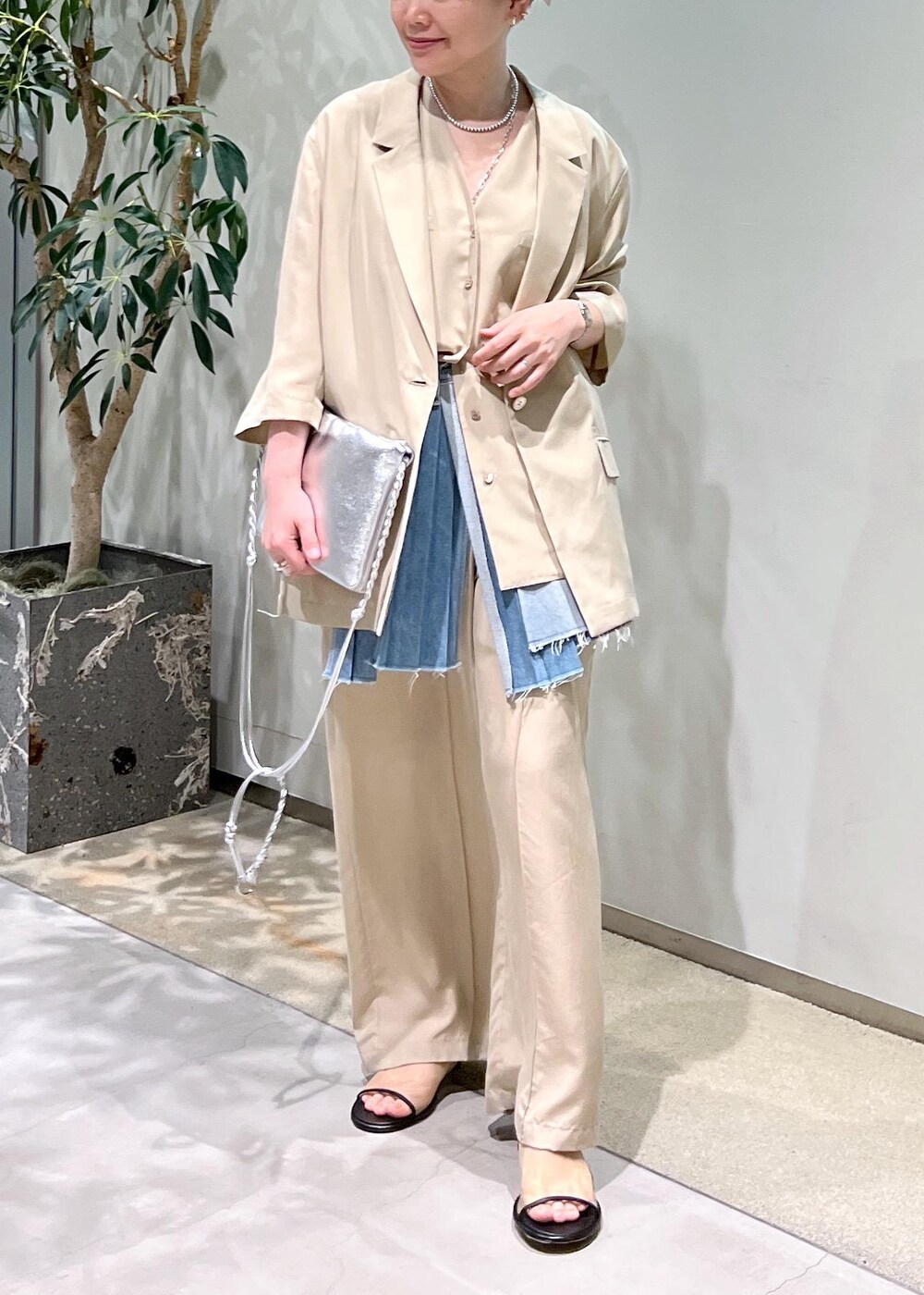 ベージュ系のその他パンツ、シルバー系のショルダーバッグ、ベージュ系のベストを着用したレディースの春コーディネートの6枚目の写真