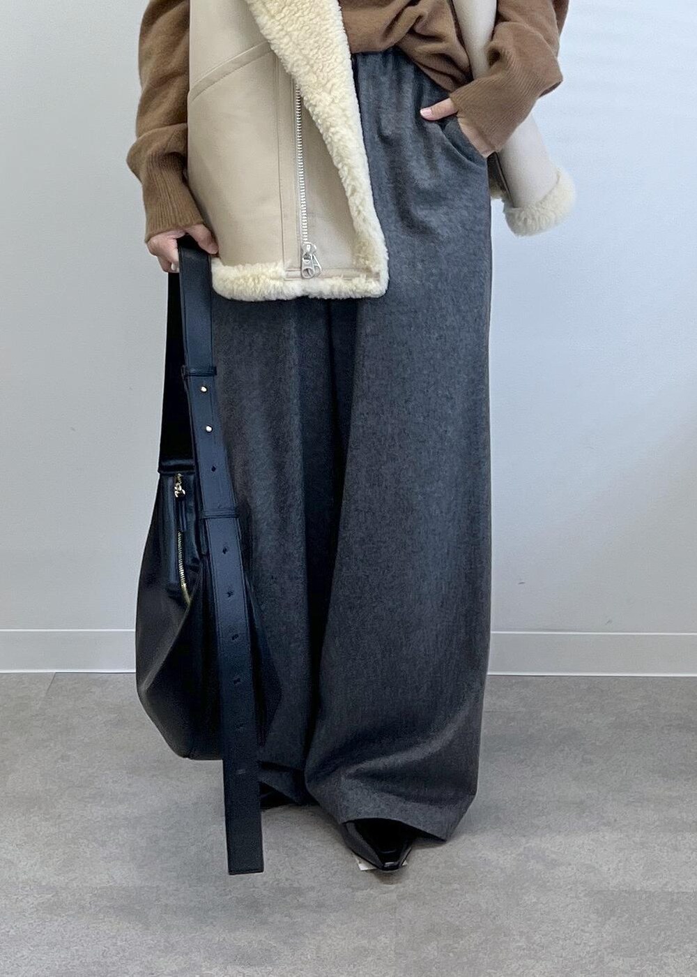 ブラック系のショルダーバッグ、グレー系のその他パンツ、ブラウン系のニット/セーターを着用したレディースの秋コーディネートの9枚目の写真