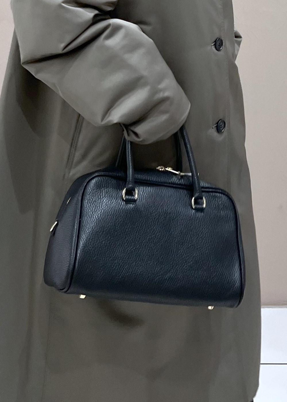 ブラック系のボストンバッグ、グリーン系のダウンジャケット/コート、ブラック系のその他パンツを着用したレディースの秋コーディネートの10枚目の写真