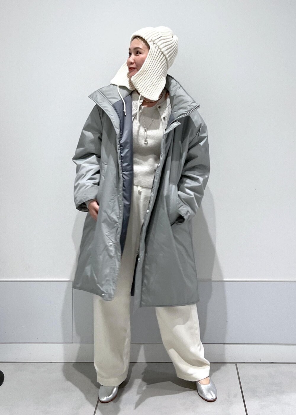 ホワイト系のキャミソール、ホワイト系のカーゴパンツ、シルバー系のその他アウターを着用したレディースの冬コーディネートの8枚目の写真