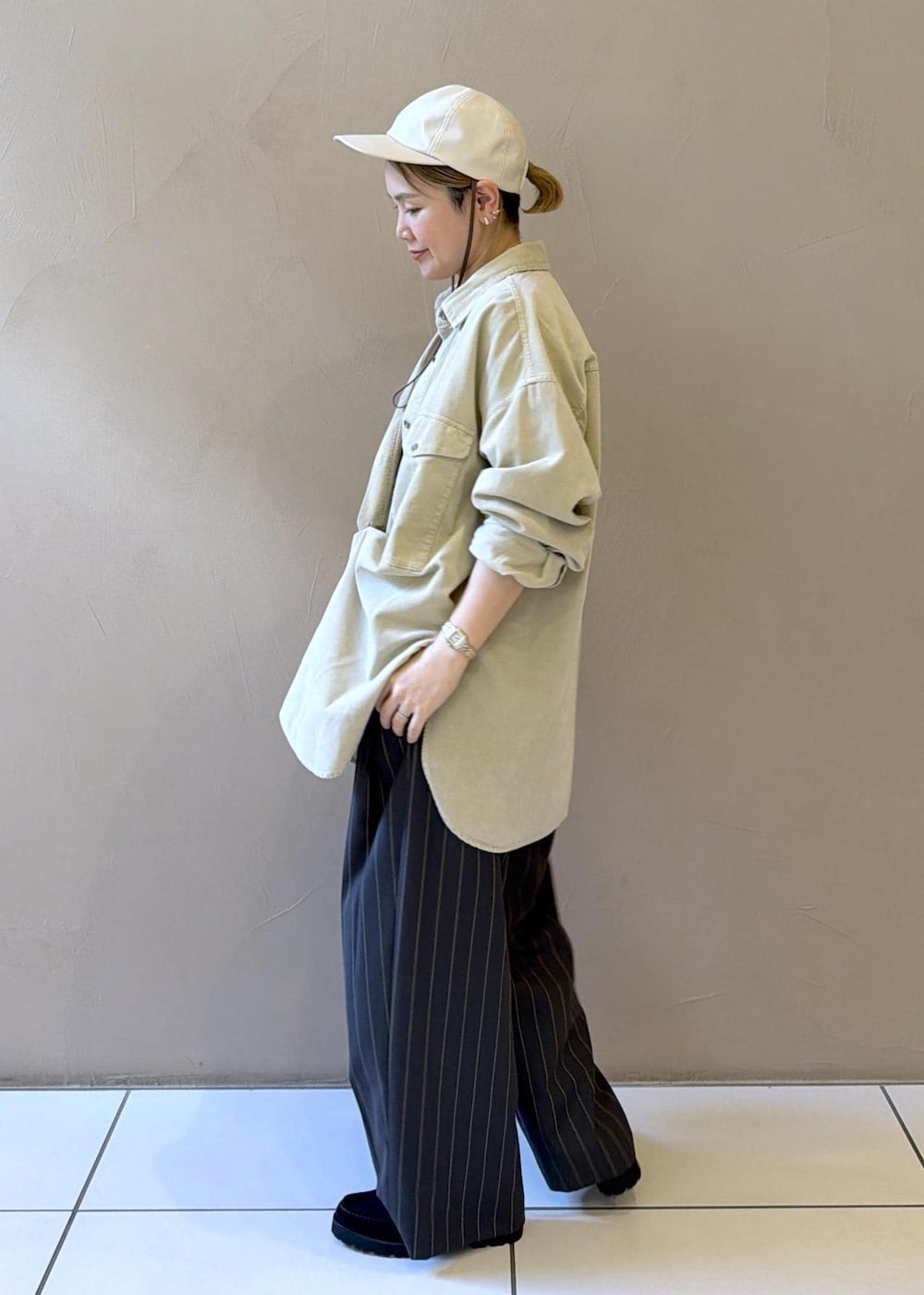 グレー系のその他パンツ、ブラウン系のショルダーバッグ、ブラウン系のローファーを着用したレディースの夏コーディネートの5枚目の写真
