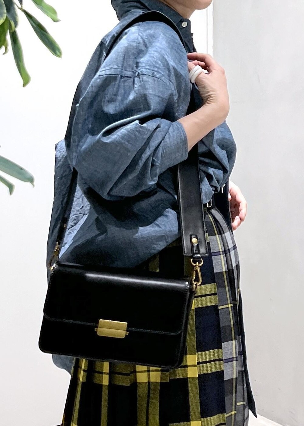 ブラック系のショルダーバッグ、ブラック系のその他パンツ、グレー系のスカートを着用したレディースの秋コーディネートの10枚目の写真