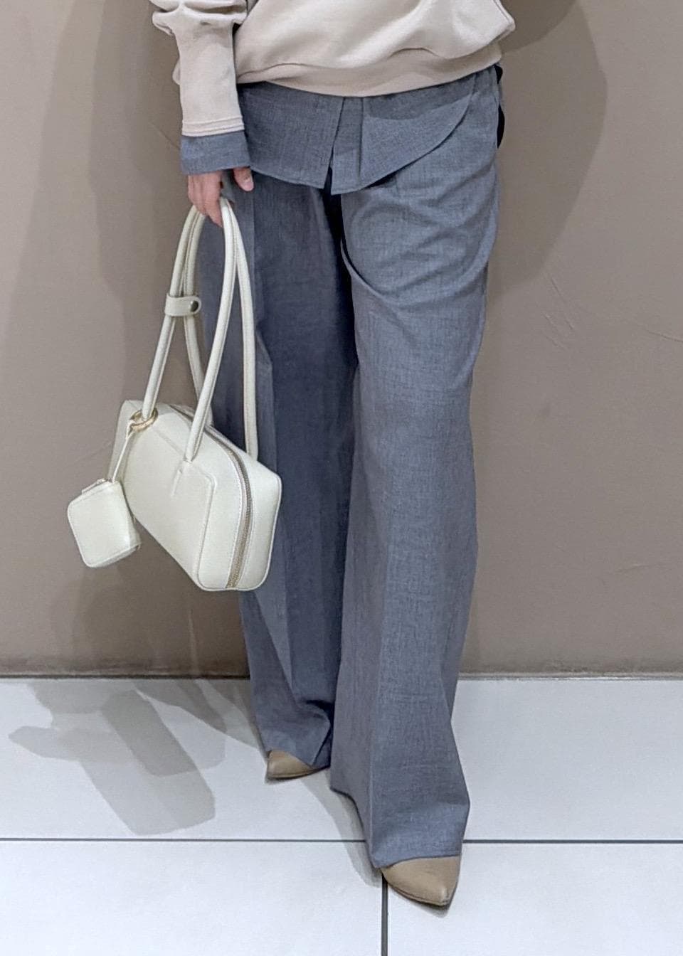 グレー系のシャツ/ブラウス、ベージュ系のスウェット、グレー系のその他パンツを着用したレディースの冬コーディネートの7枚目の写真