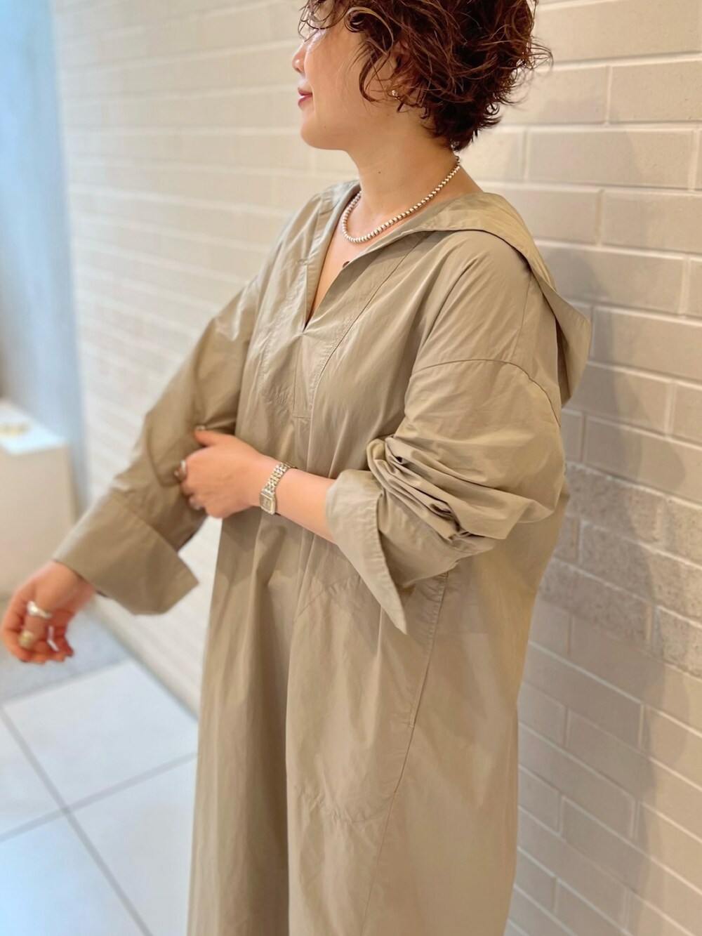 ベージュ系のワンピース、ホワイト系のその他パンツ、ブラック系のバレエシューズを着用したレディースの秋コーディネートの4枚目の写真