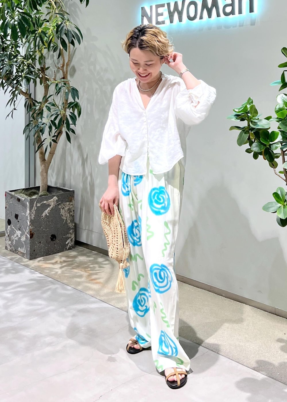 「サロンアダムエロペ、40代コーデ、SUKU、SUKU HOME、スク、スクホーム、MAISON N.H PARIS、メゾンエヌアッシュパリ、MOHI、モヒ、初春コーデ、春コーデ、初夏コーデ、夏コーデ、デートコーデ」｜「MOHIの【MOHI（モヒ）】サンダル（サンダル、ベージュ系）」を使った、Hiromさん（レディース・154cm）の春コーディネートの2枚目の写真