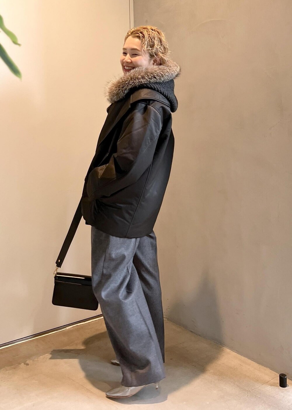 ブラック系のショルダーバッグ、グレー系のニット/セーター、グレー系のスラックスを着用したレディースの秋コーディネートの6枚目の写真