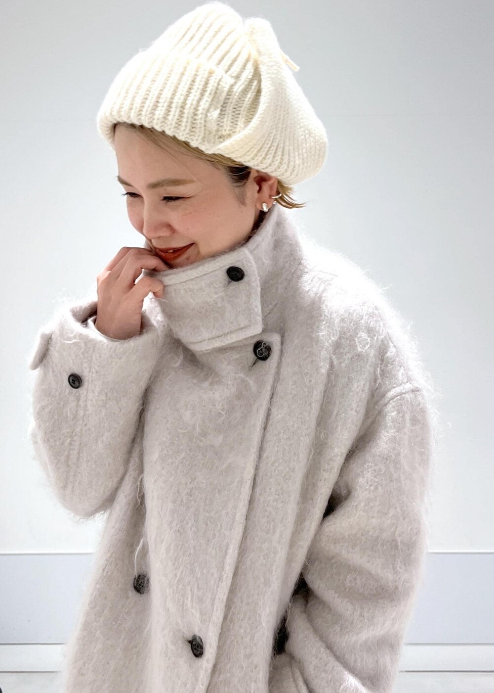 グレー系のその他アウター、ホワイト系のキャミソール、ホワイト系のカーゴパンツを着用したレディースの冬コーディネートの8枚目の写真