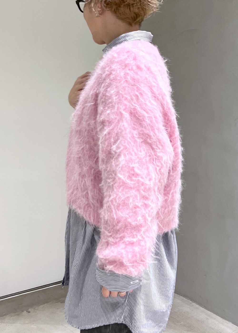 ブラック系のブーツ、ピンク系のニット/セーター、ブラック系のデニムパンツを着用したレディースの秋コーディネートの7枚目の写真