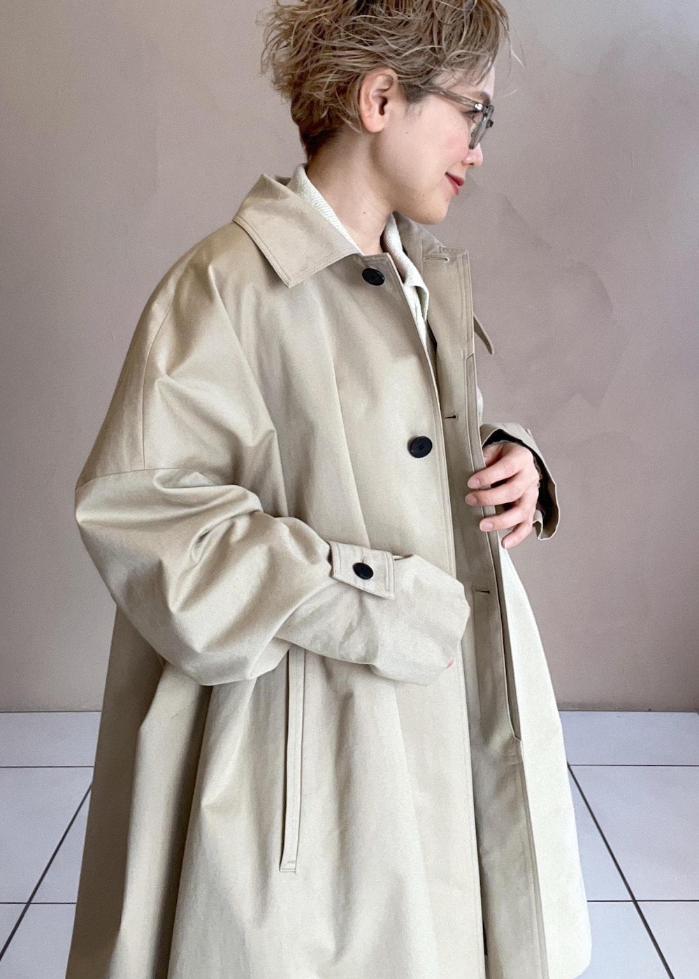 ベージュ系のボストンバッグ、ホワイト系のその他パンツ、ホワイト系のニット/セーターを着用したレディースの冬コーディネートの5枚目の写真