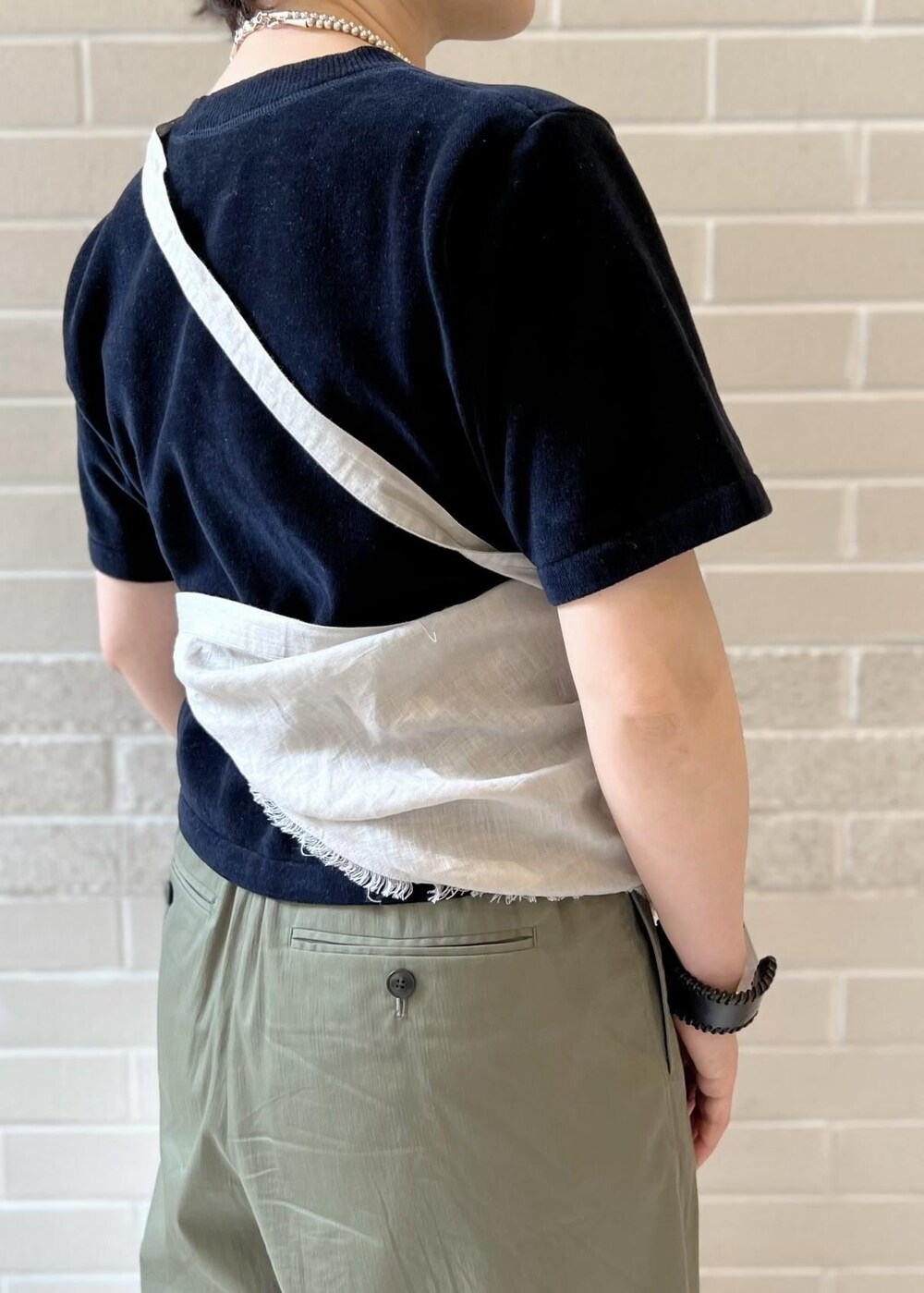 ホワイト系のトートバッグ、ブラック系のTシャツ/カットソー、グリーン系のその他パンツを着用したレディースの春コーディネートの6枚目の写真