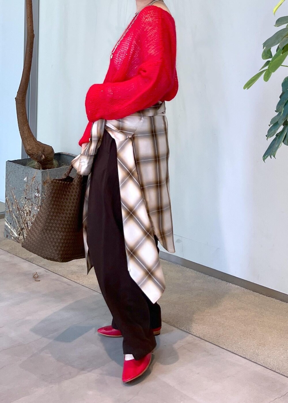 ベージュ系のシャツ/ブラウス、レッド系のニット/セーター、レッド系のパンプスを着用したレディースの秋コーディネートの9枚目の写真