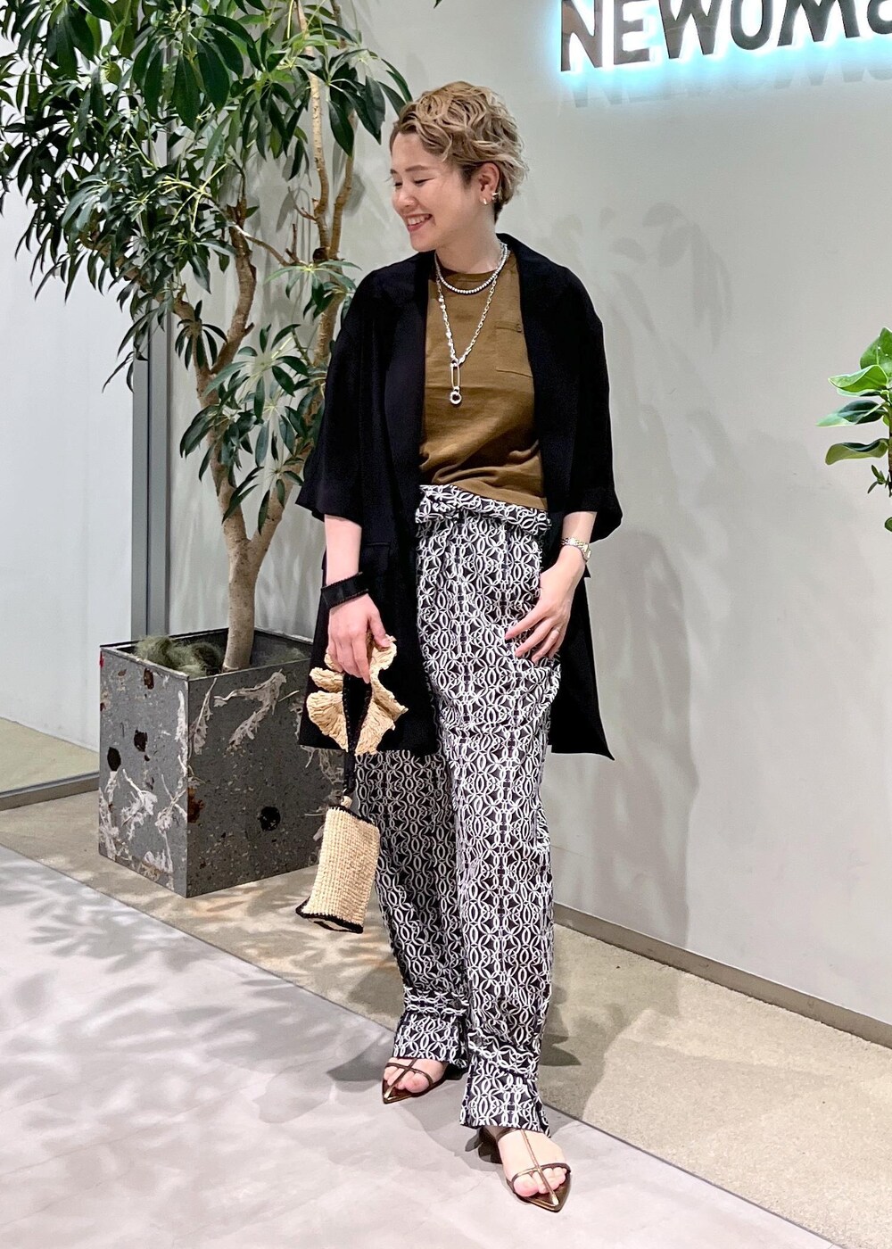 その他のサンダル、グリーン系のTシャツ/カットソー、ブラック系のテーラードジャケットを着用したレディースの夏コーディネートの4枚目の写真