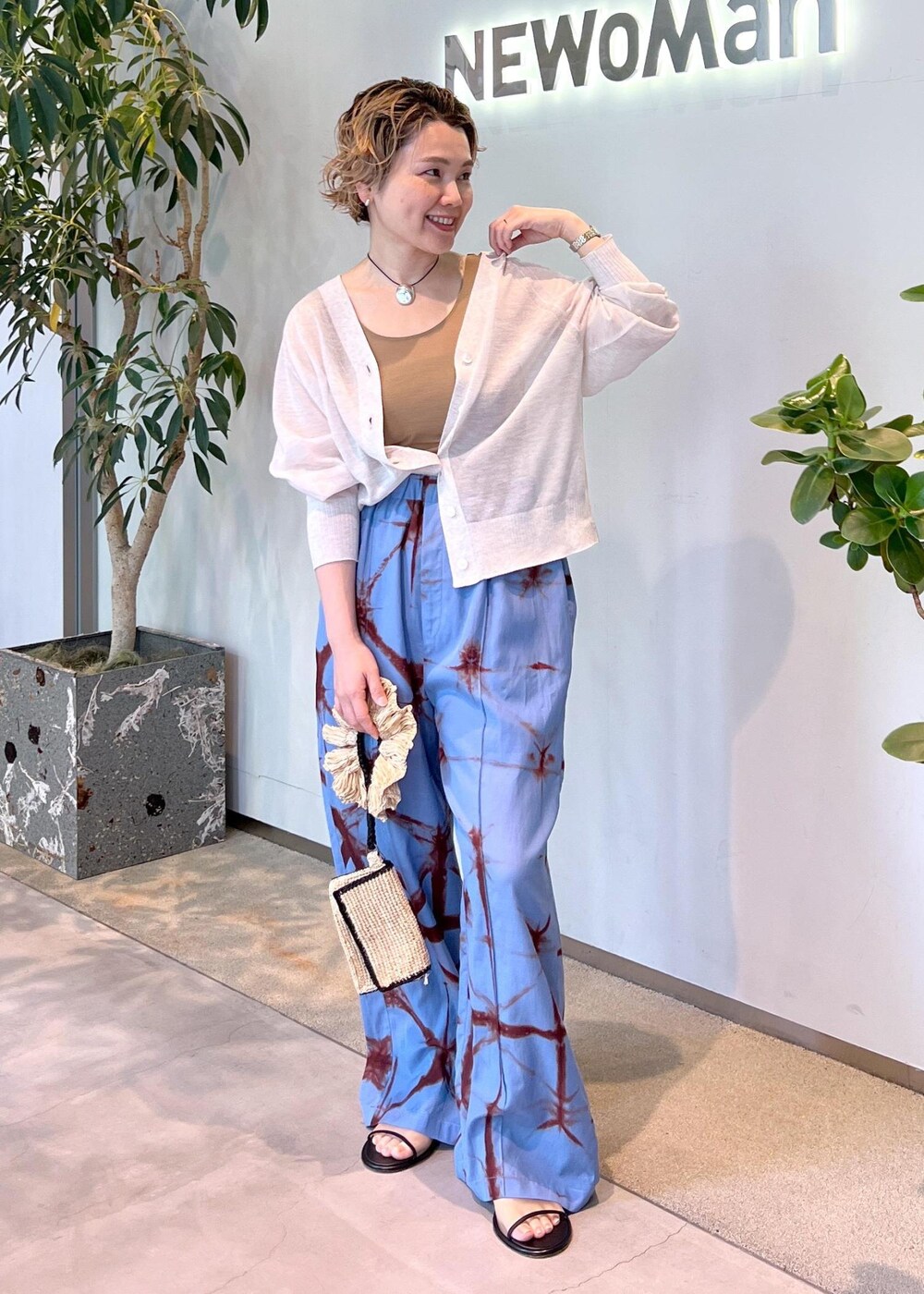 グレー系のカーディガン/ボレロ、ブルー系のその他パンツ、ベージュ系のタンクトップを着用したレディースの春コーディネートの3枚目の写真