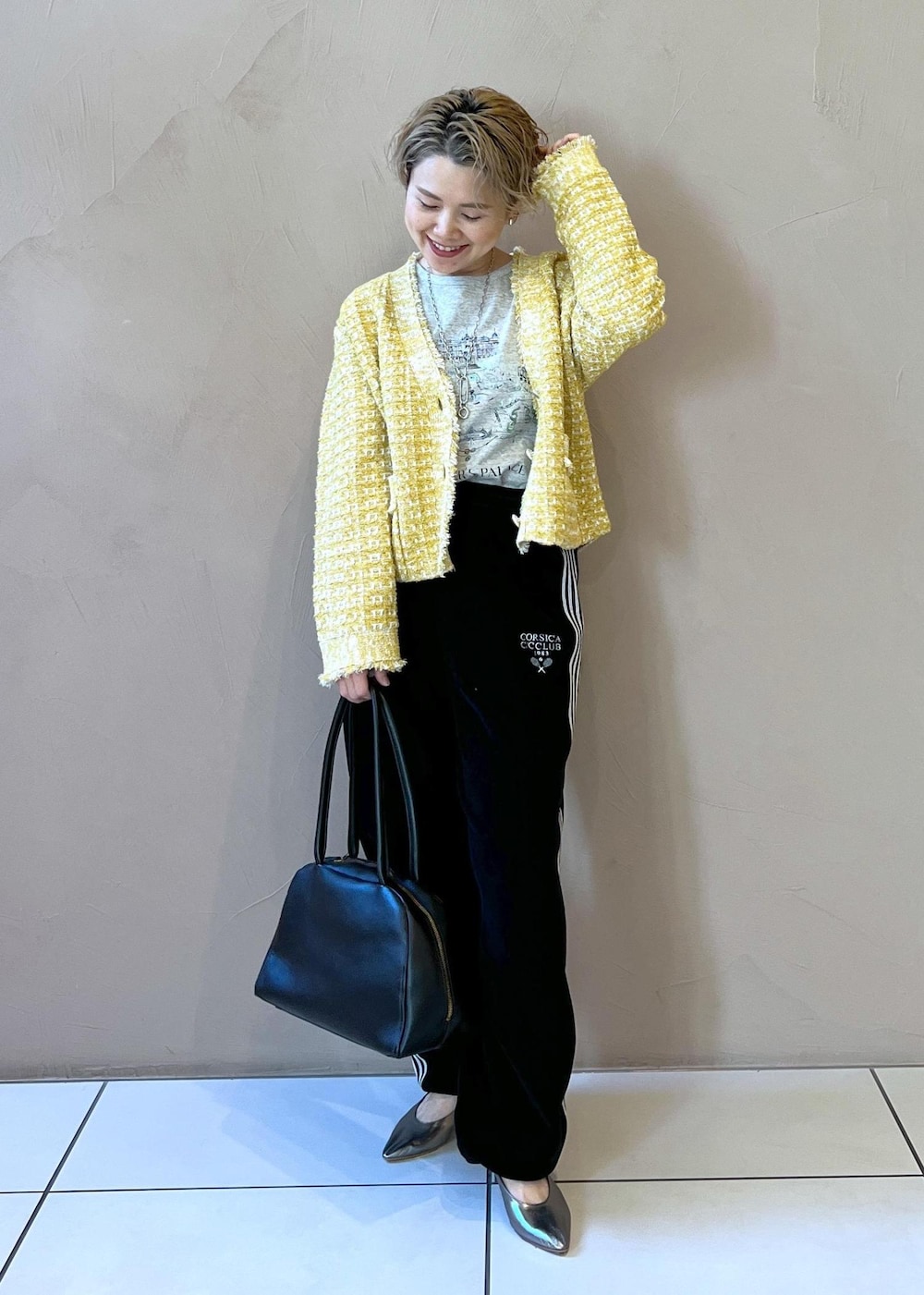 イエロー系のカーディガン/ボレロ、ブラック系のカーディガン/ボレロ、グレー系のTシャツ/カットソーを着用したレディースの冬コーディネートの3枚目の写真