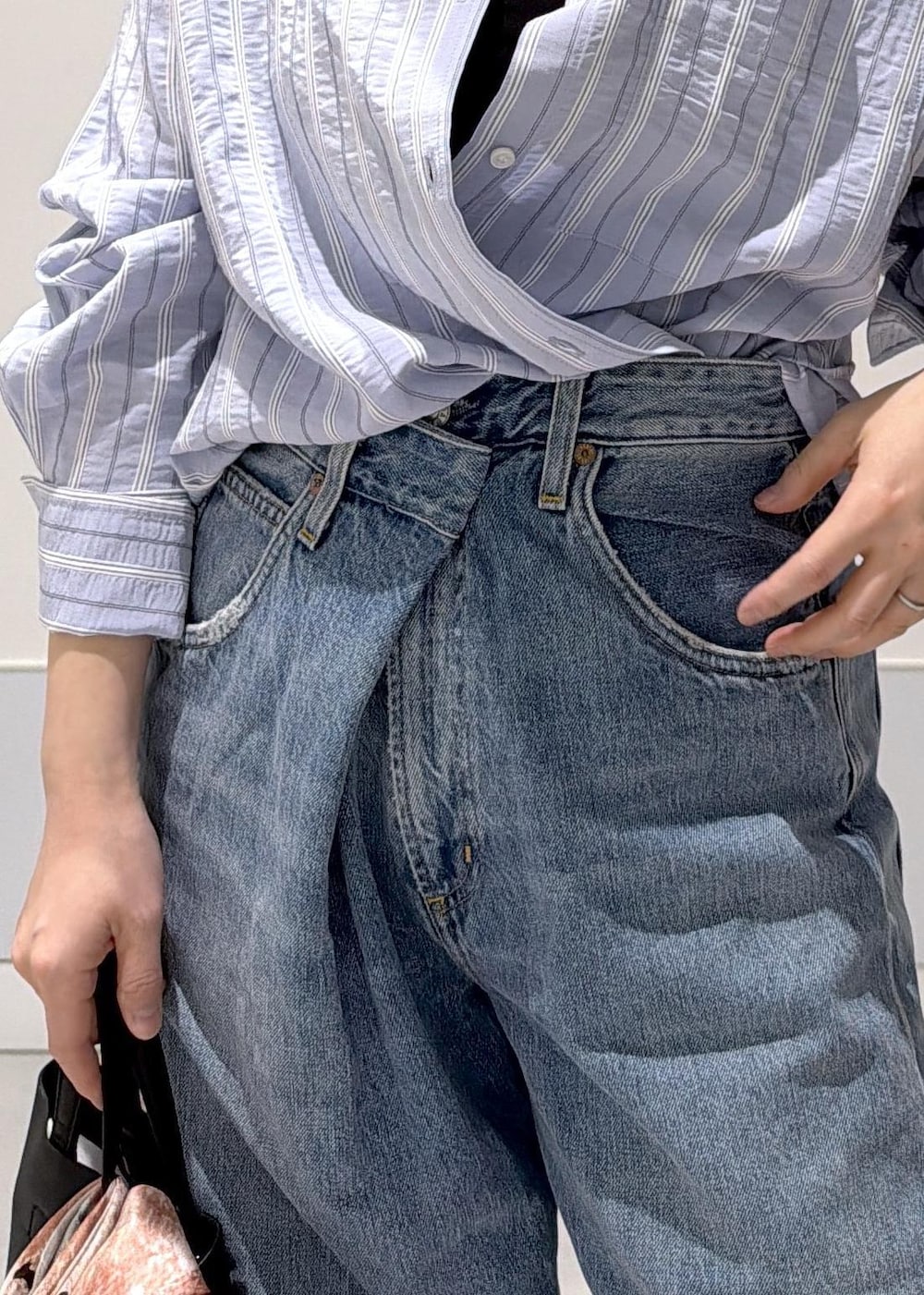 ブルー系のシャツ/ブラウス、ブルー系のデニムパンツを着用したレディースの冬コーディネートの7枚目の写真