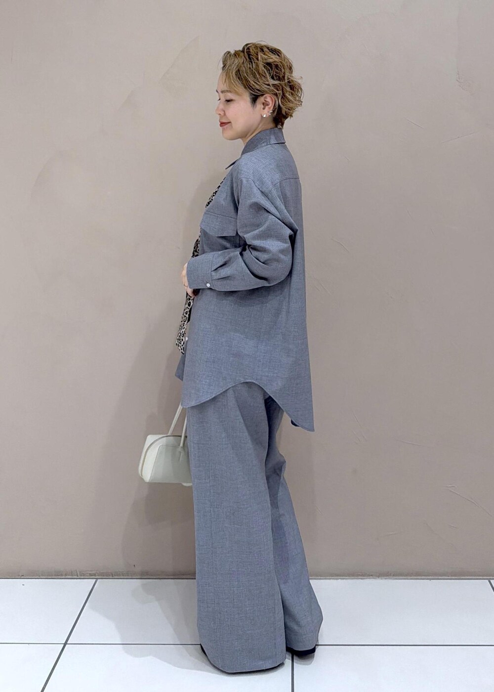 グレー系のシャツ/ブラウス、グレー系のその他パンツを着用したレディースの冬コーディネートの4枚目の写真