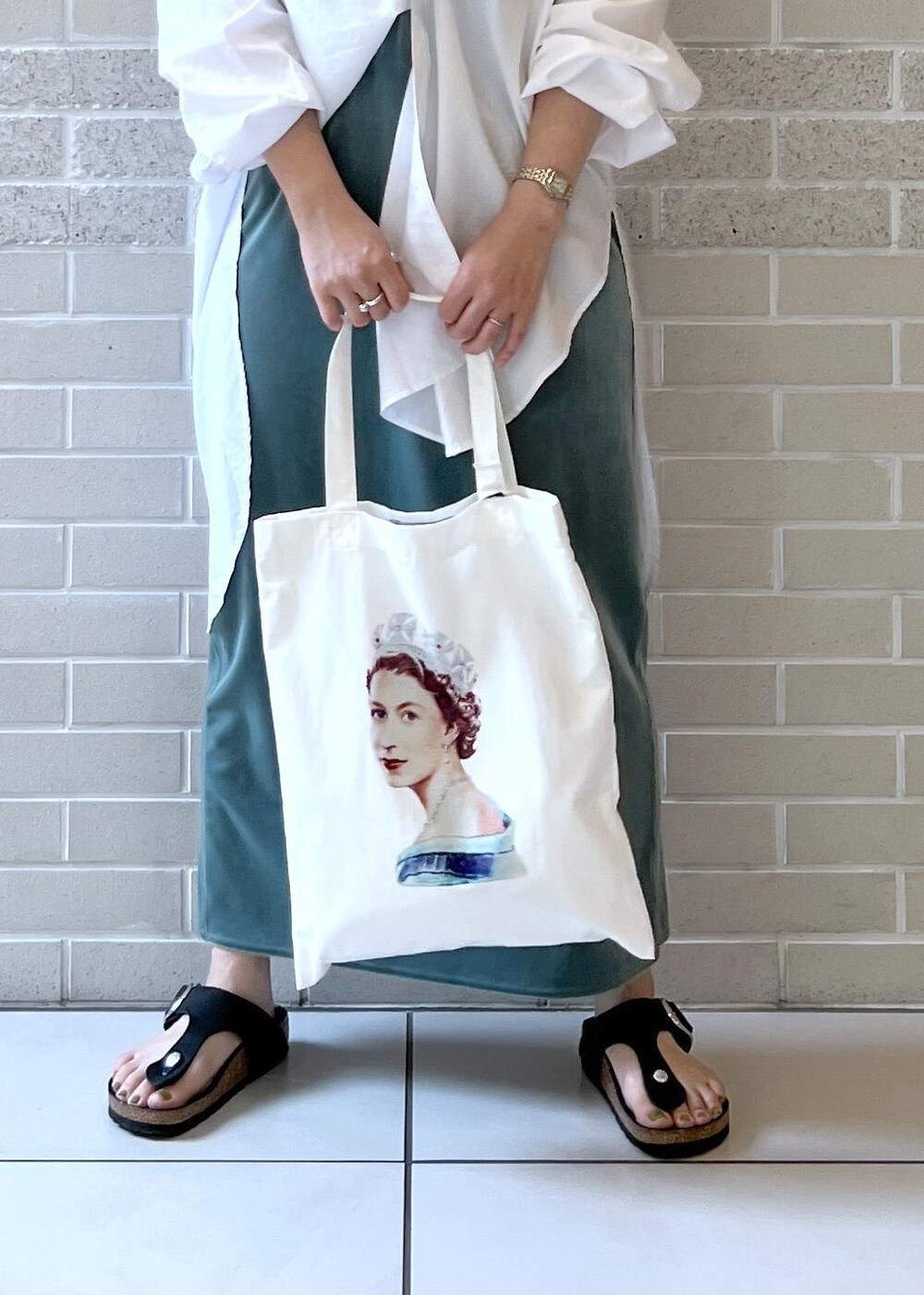 ホワイト系のシャツ/ブラウス、グリーン系のスカート、グリーン系のTシャツ/カットソーを着用したレディースの夏コーディネートの10枚目の写真