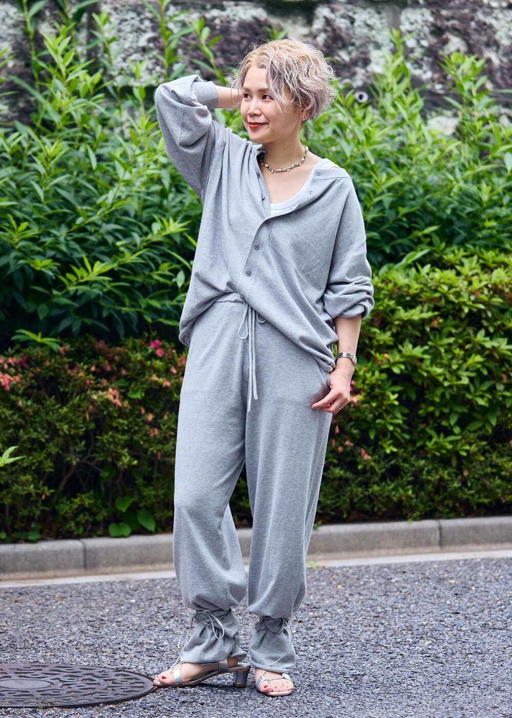 ホワイト系のトートバッグ、シルバー系のサンダルを着用したレディースの夏コーディネートの7枚目の写真