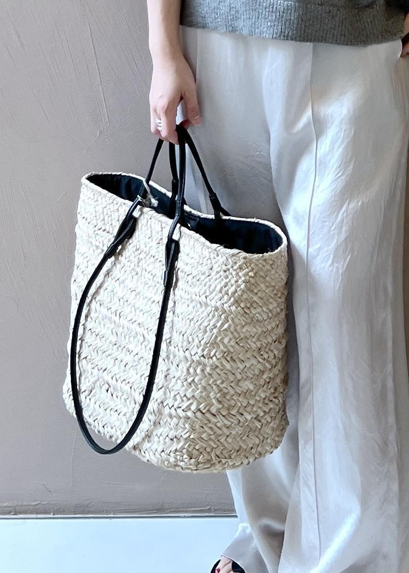 ホワイト系のかごバッグ、グレー系のニット/セーター、ホワイト系のつなぎ/オールインワンを着用したレディースの夏コーディネートの6枚目の写真