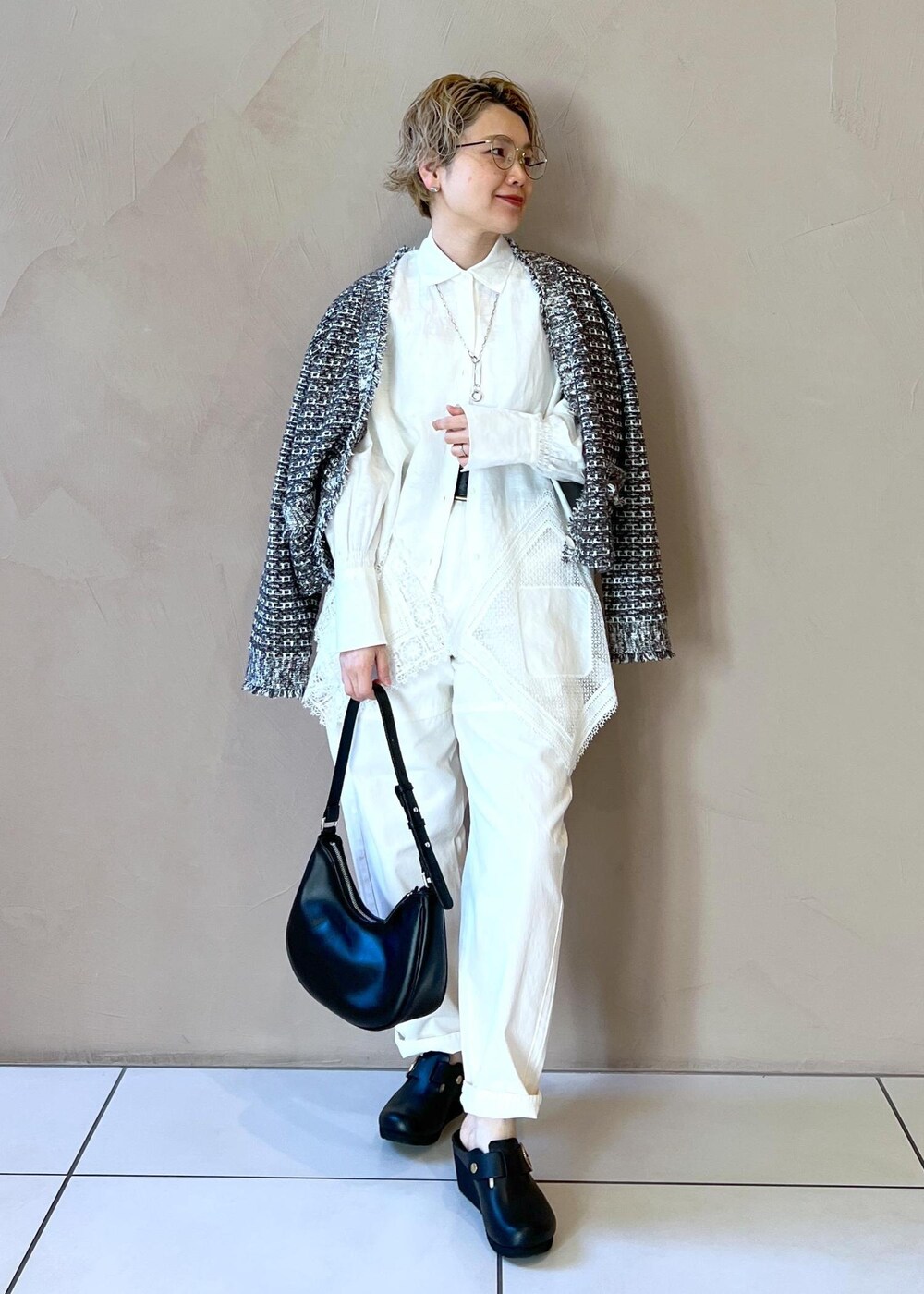 ホワイト系のシャツ/ブラウス、ホワイト系のその他パンツ、ブルー系のカーディガン/ボレロを着用したレディースの冬コーディネートの2枚目の写真