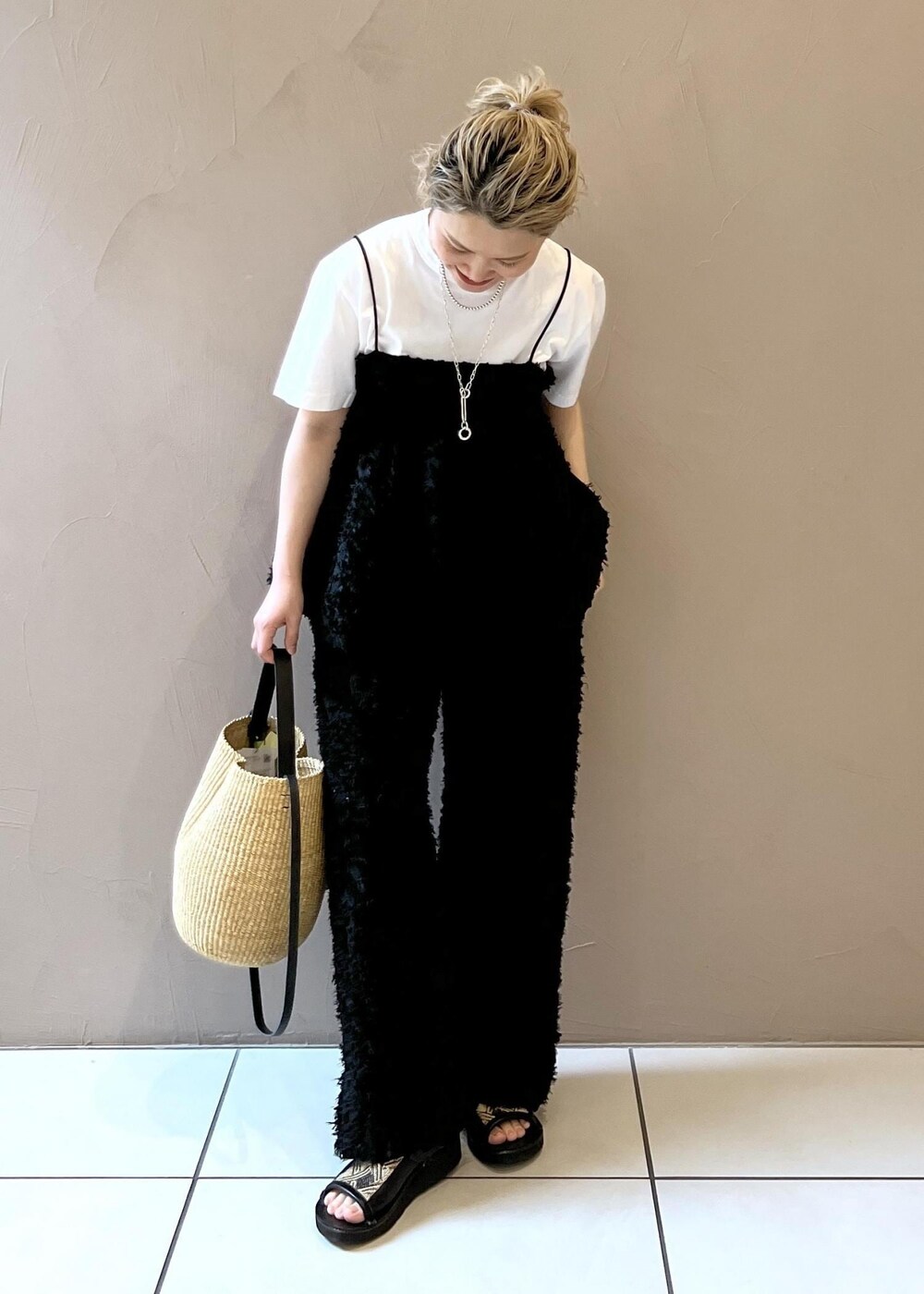 ブラック系のキャミソール、ブラック系のその他パンツ、ホワイト系のTシャツ/カットソーを着用したレディースの春コーディネートの4枚目の写真