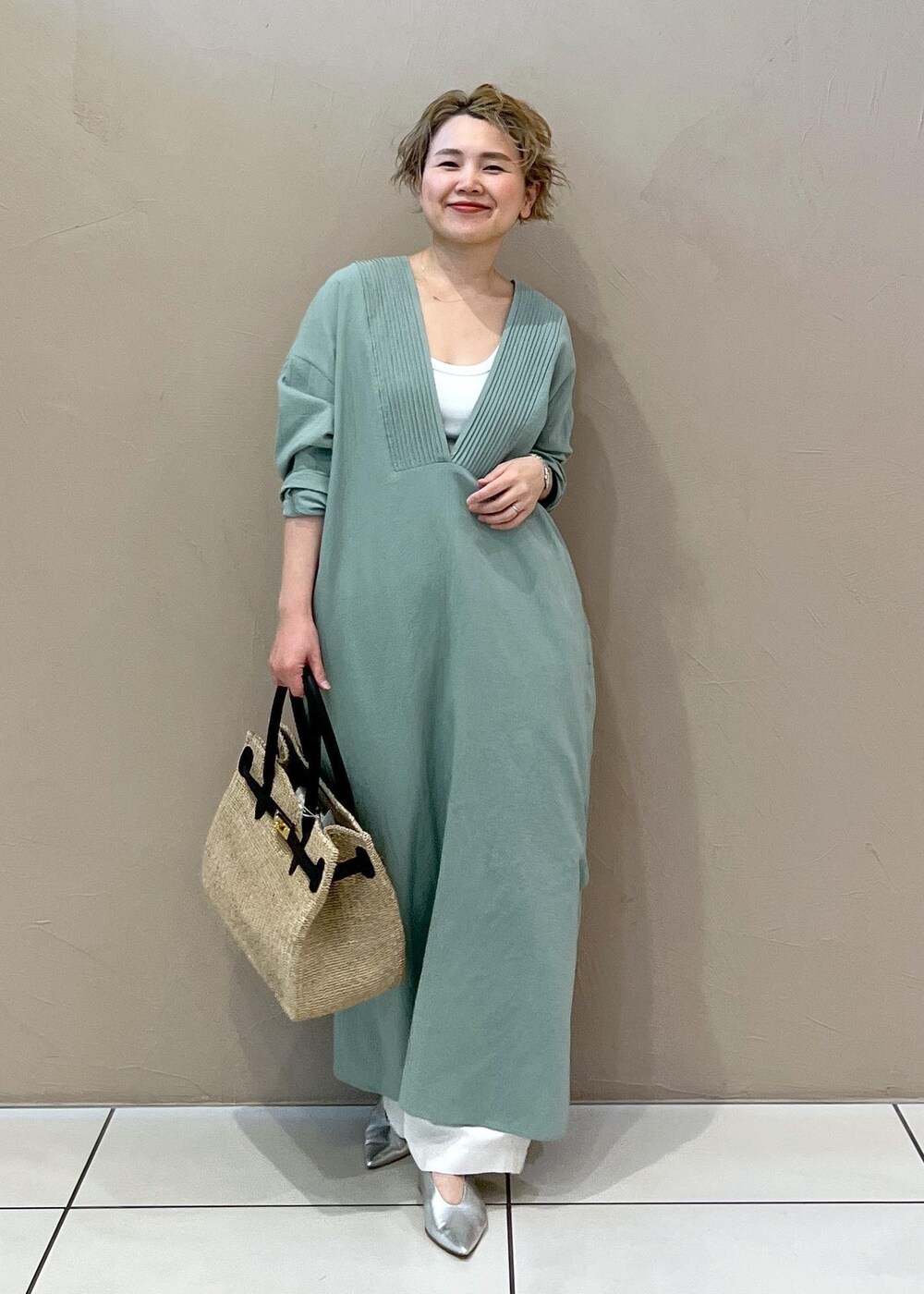 ホワイト系のトートバッグ、グリーン系のワンピース、ホワイト系のその他パンツを着用したレディースの春コーディネートの4枚目の写真