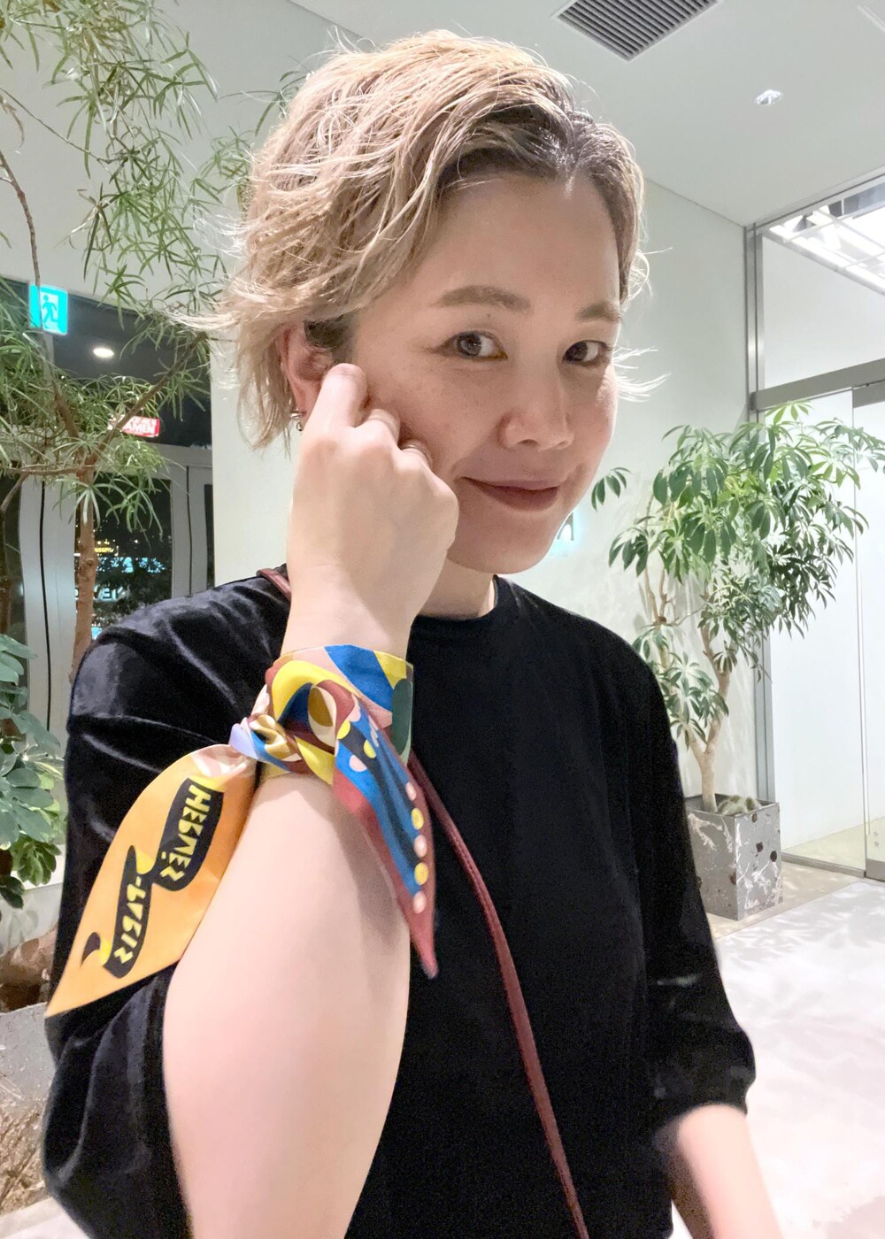 ブラック系のスカート、ブラック系のTシャツ/カットソー、ブラック系のパンプスを着用したレディースの夏コーディネートの6枚目の写真