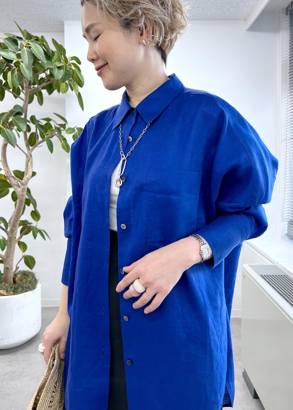 ブラック系のスカート、ブルー系のシャツ/ブラウス、ブラック系のサンダルを着用したレディースの冬コーディネートの5枚目の写真