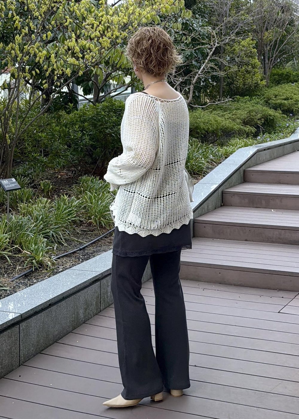 ベージュ系のパンプス、ホワイト系のカーディガン/ボレロ、グレー系のキャミソールを着用したレディースの春コーディネートの8枚目の写真