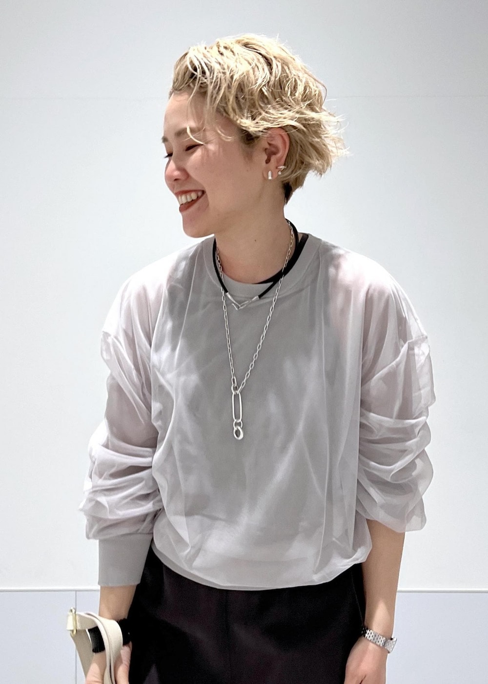 ホワイト系のサンダル、ベージュ系のボディバッグ/ウエストポーチ、グレー系のワンピースを着用したレディースの春コーディネートの9枚目の写真