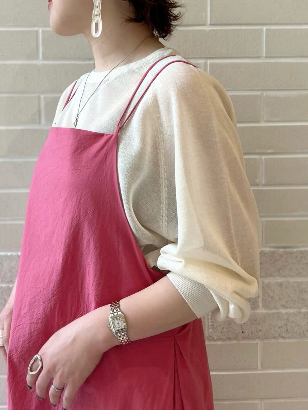 ピンク系のワンピース、ブラック系のショルダーバッグ、ブラック系のサンダルを着用したレディースの春コーディネートの4枚目の写真