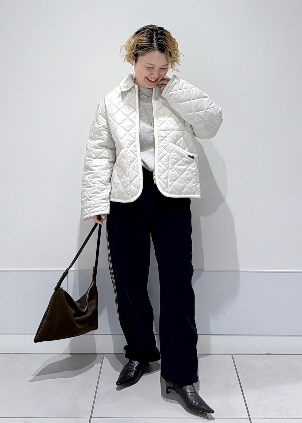 ブラック系のその他パンツ、ブラウン系のショルダーバッグ、ピンク系のブルゾンを着用したレディースの秋コーディネートの3枚目の写真