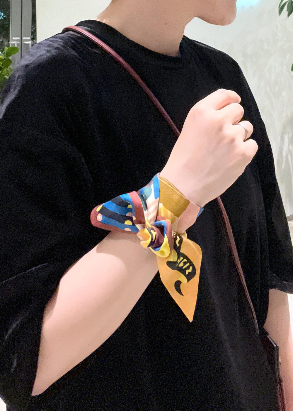 ブラック系のスカート、ブラック系のTシャツ/カットソー、ブラック系のパンプスを着用したレディースの夏コーディネートの7枚目の写真