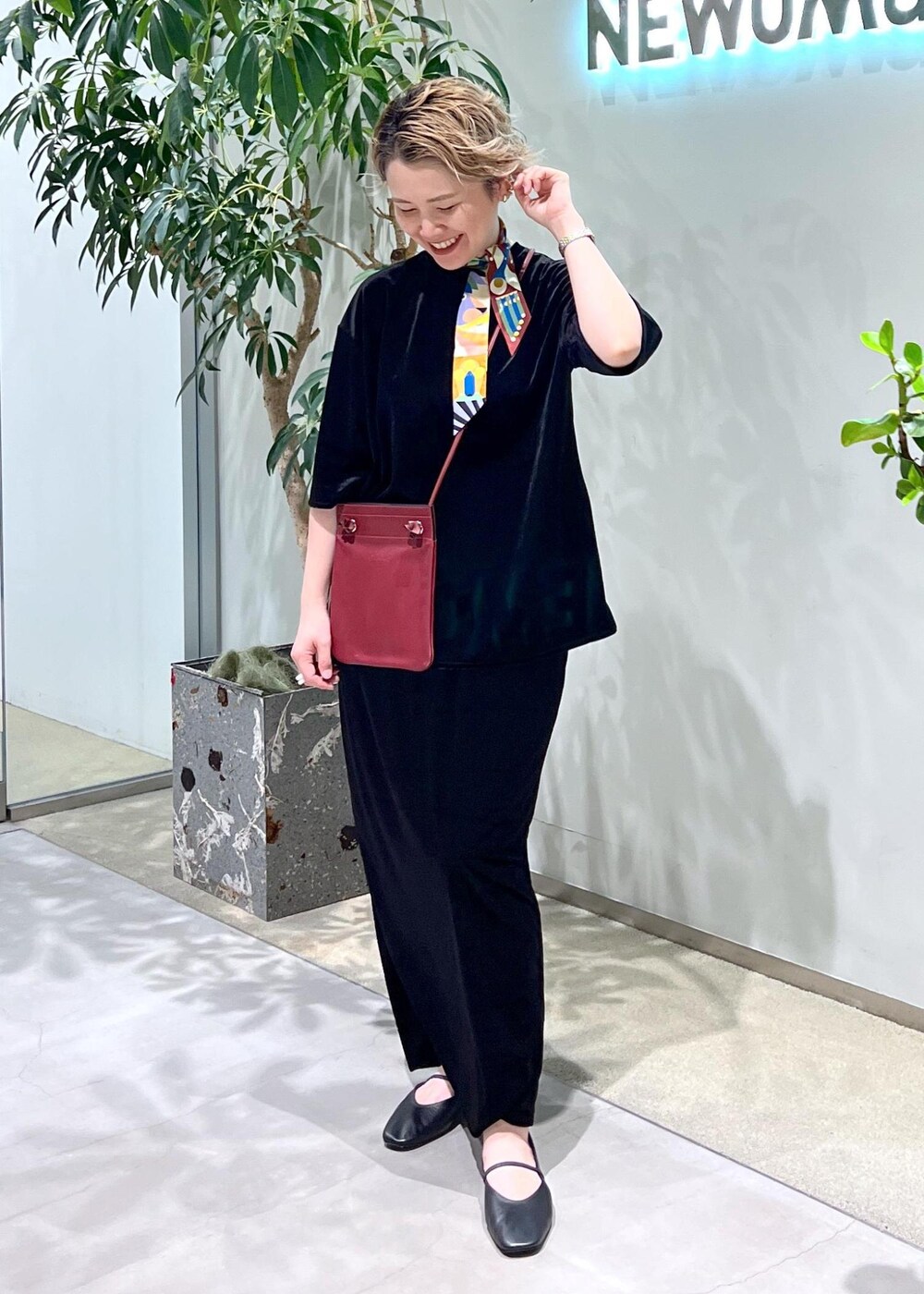 ブラック系のスカート、ブラック系のTシャツ/カットソー、ブラック系のパンプスを着用したレディースの夏コーディネートの5枚目の写真