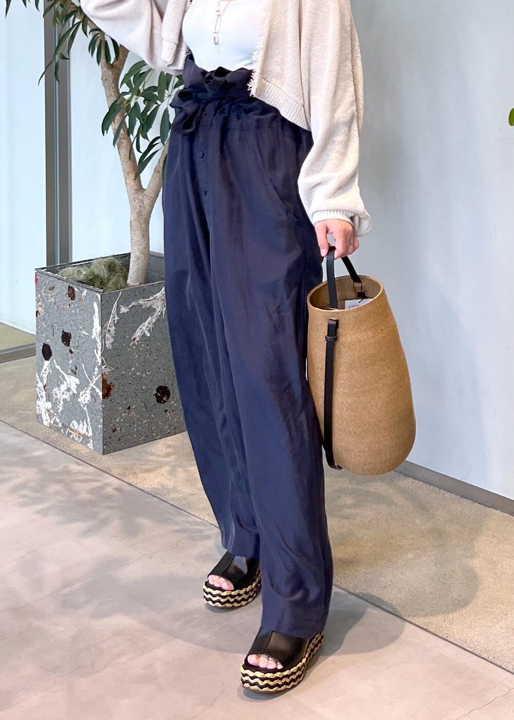 ホワイト系のカーディガン/ボレロ、ブラック系のサンダル、ブルー系のつなぎ/オールインワンを着用したレディースの夏コーディネートの9枚目の写真