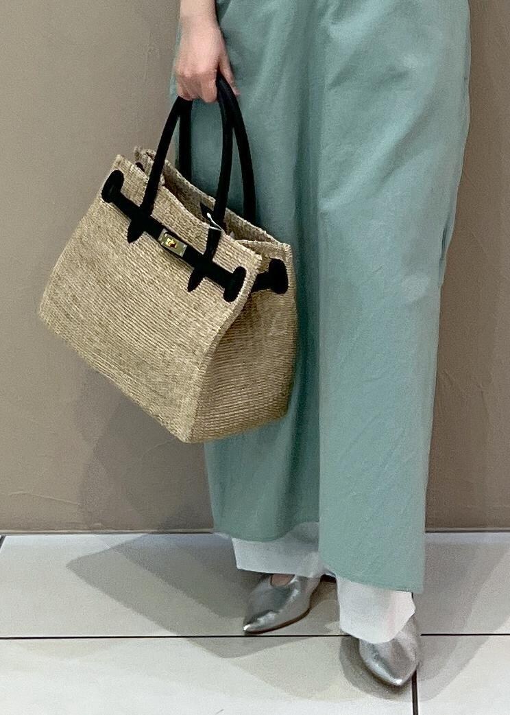 ホワイト系のトートバッグ、グリーン系のワンピース、ホワイト系のその他パンツを着用したレディースの春コーディネートの10枚目の写真