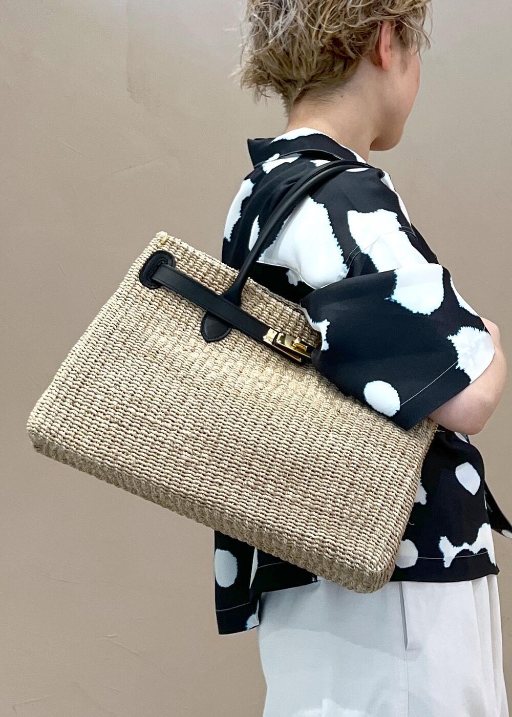 ホワイト系のトートバッグ、ホワイト系のその他パンツ、シルバー系のパンプスを着用したレディースの春コーディネートの7枚目の写真