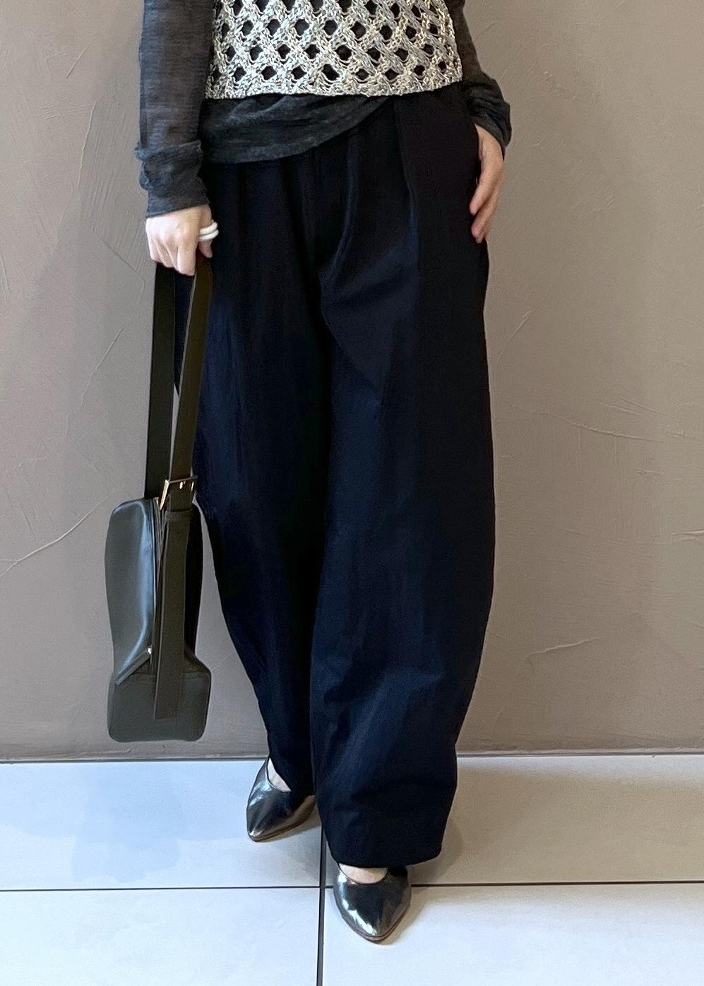 シルバー系のベスト、グレー系のニット/セーター、ブラック系のその他パンツを着用したレディースの秋コーディネートの8枚目の写真