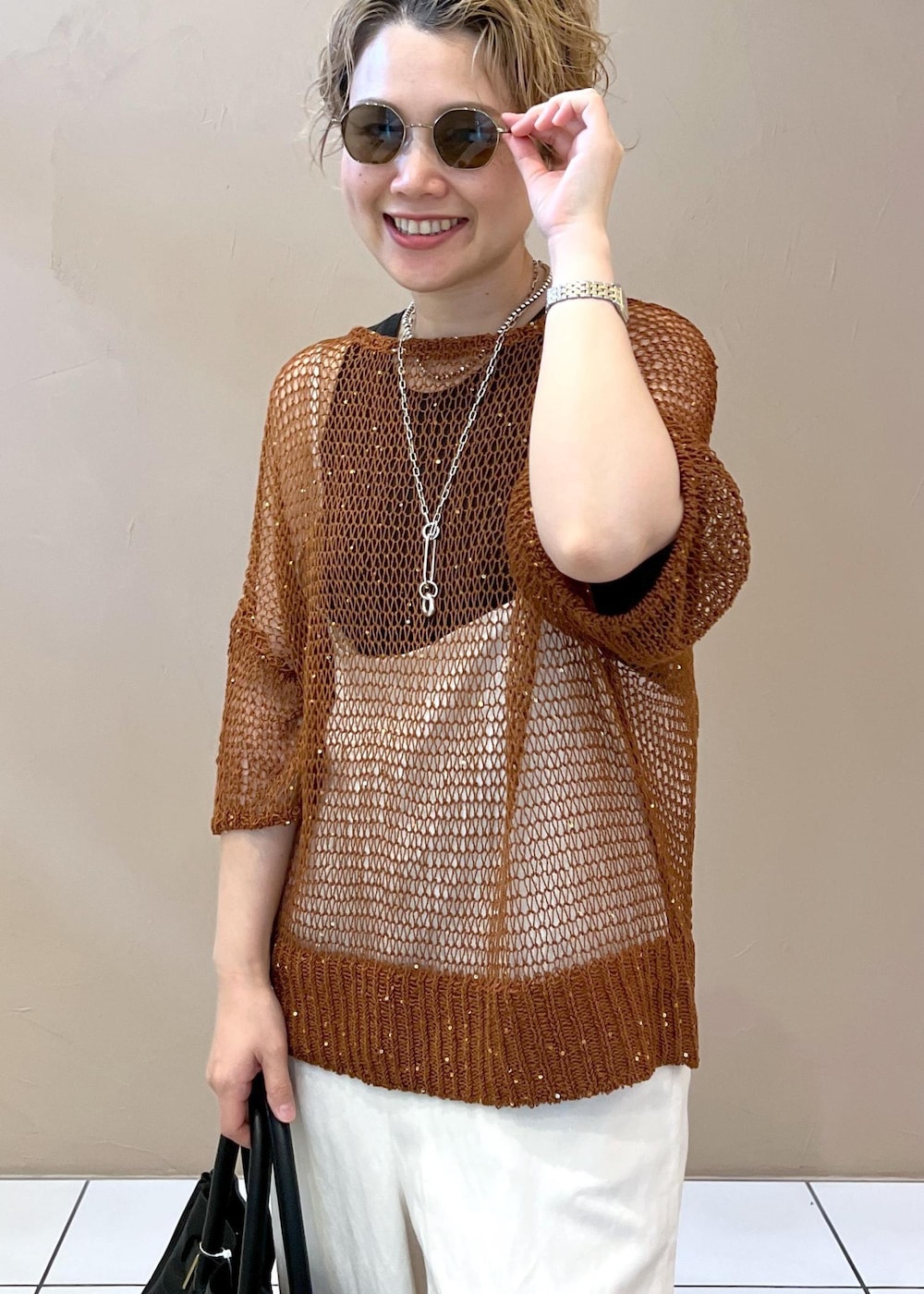 ホワイト系のサロペット/オーバーオール、グレー系のタンクトップ、ブラック系のショルダーバッグを着用したレディースの夏コーディネートの5枚目の写真