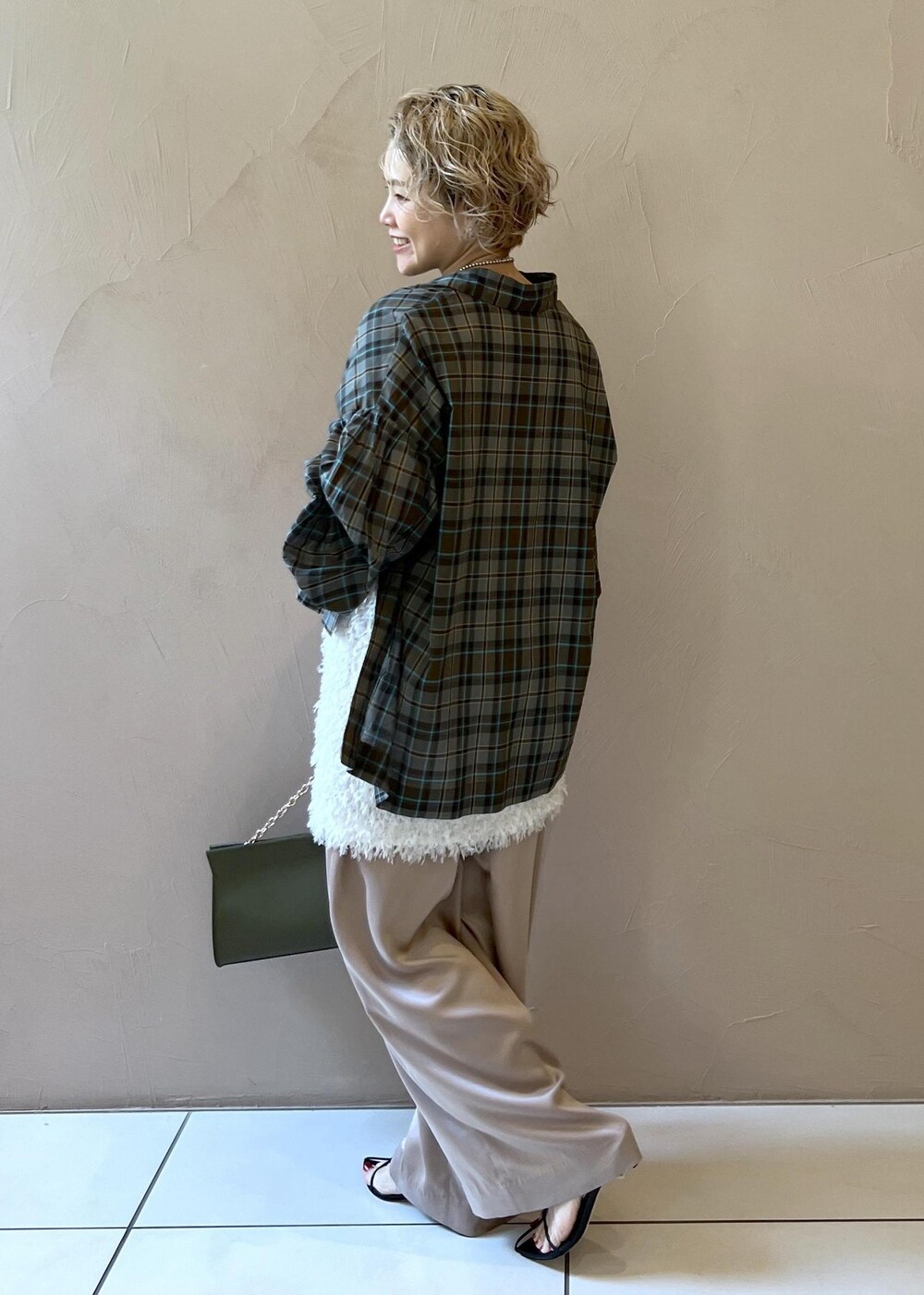 イエロー系のその他パンツ、ブラック系のサンダル、グリーン系のショルダーバッグを着用したレディースの夏コーディネートの5枚目の写真