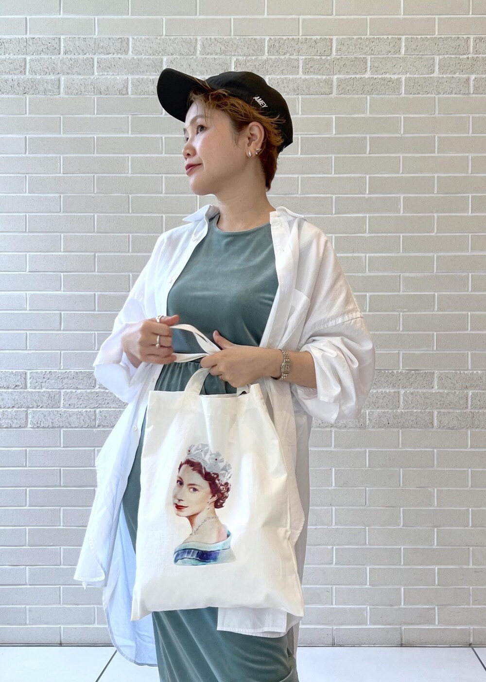 ホワイト系のシャツ/ブラウス、グリーン系のスカート、グリーン系のTシャツ/カットソーを着用したレディースの夏コーディネートの5枚目の写真