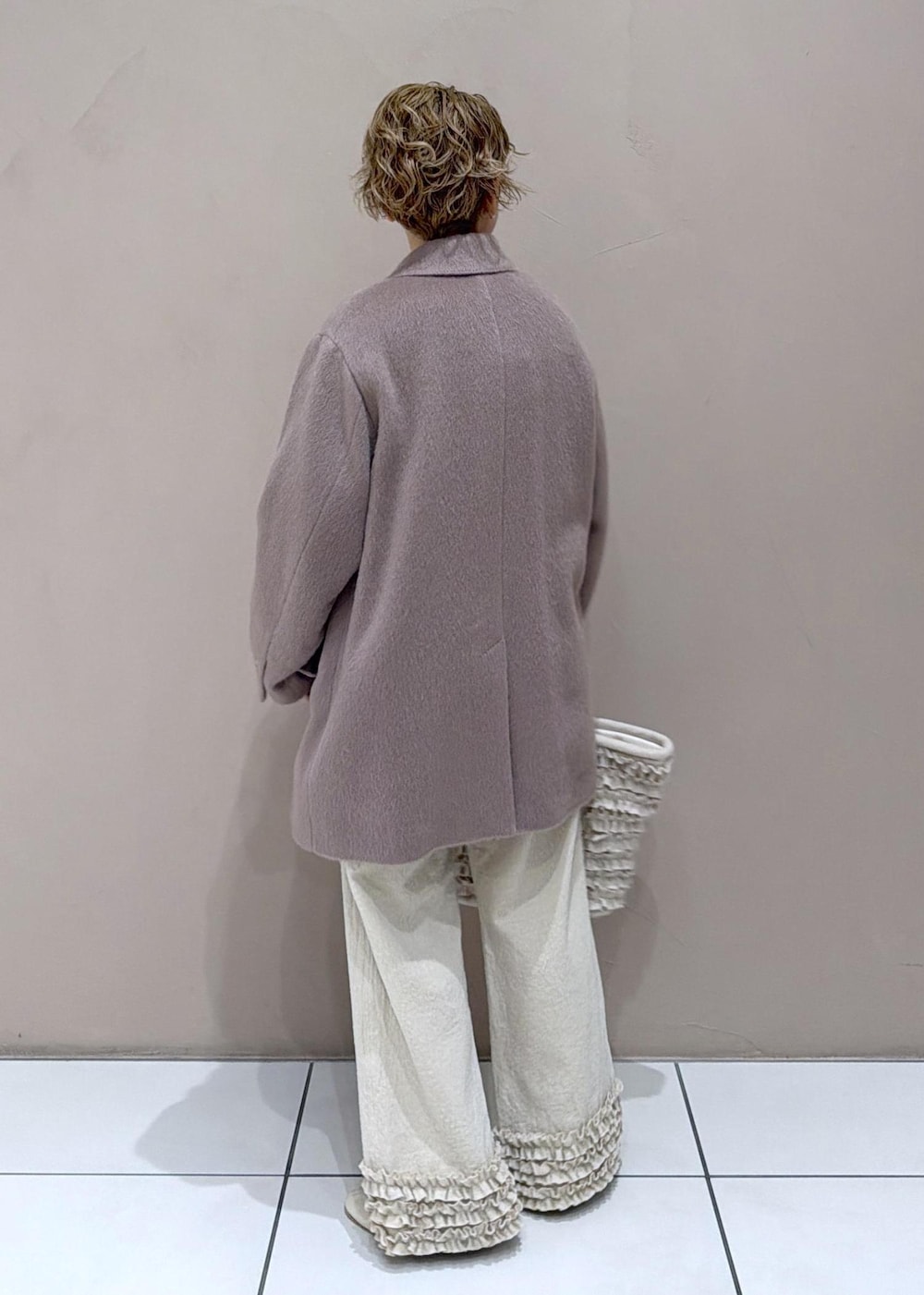 ベージュ系のパンプス、ブラウン系のチェスターコートを着用したレディースの冬コーディネートの6枚目の写真