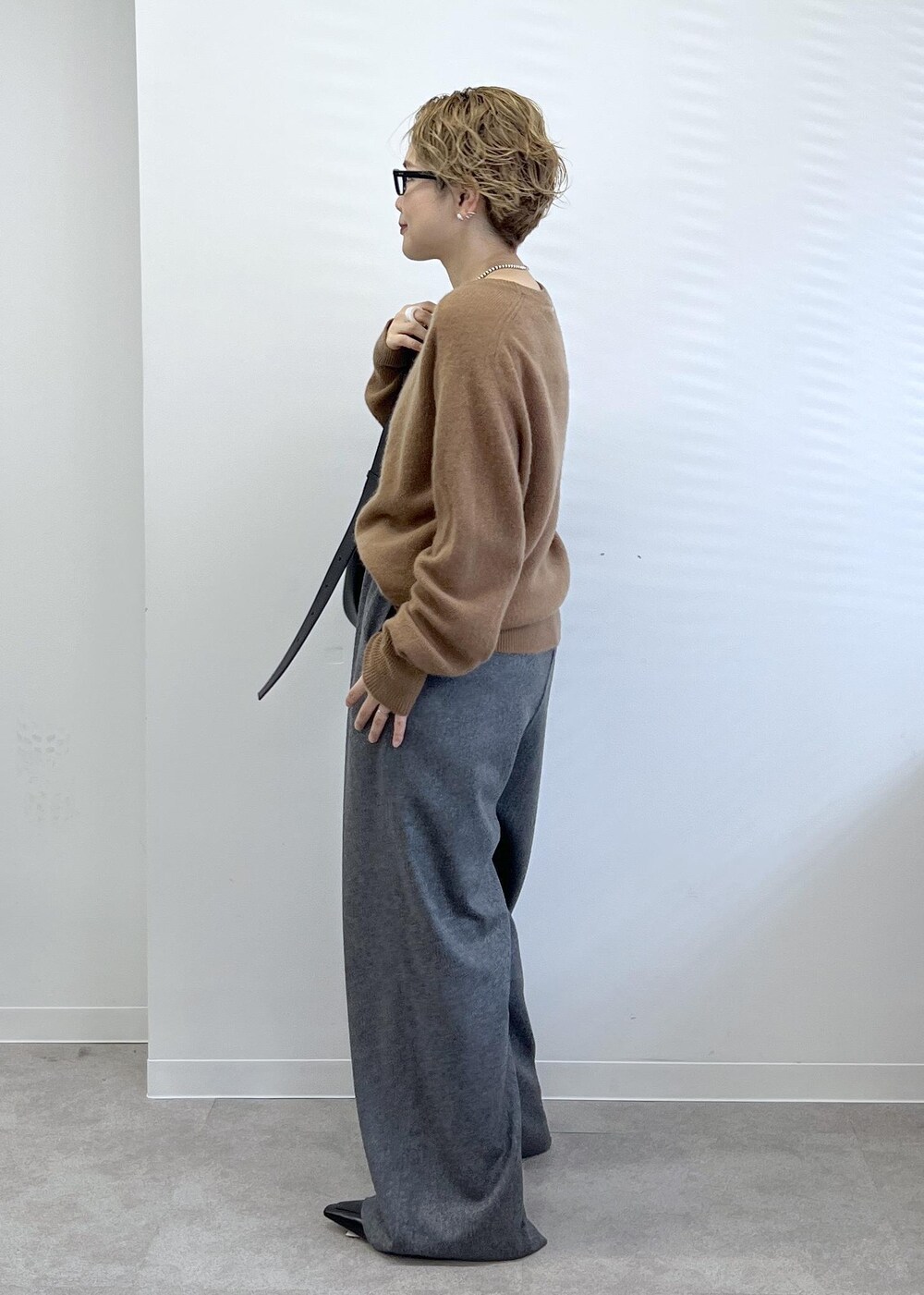 ブラック系のショルダーバッグ、グレー系のその他パンツ、ブラウン系のニット/セーターを着用したレディースの秋コーディネートの9枚目の写真