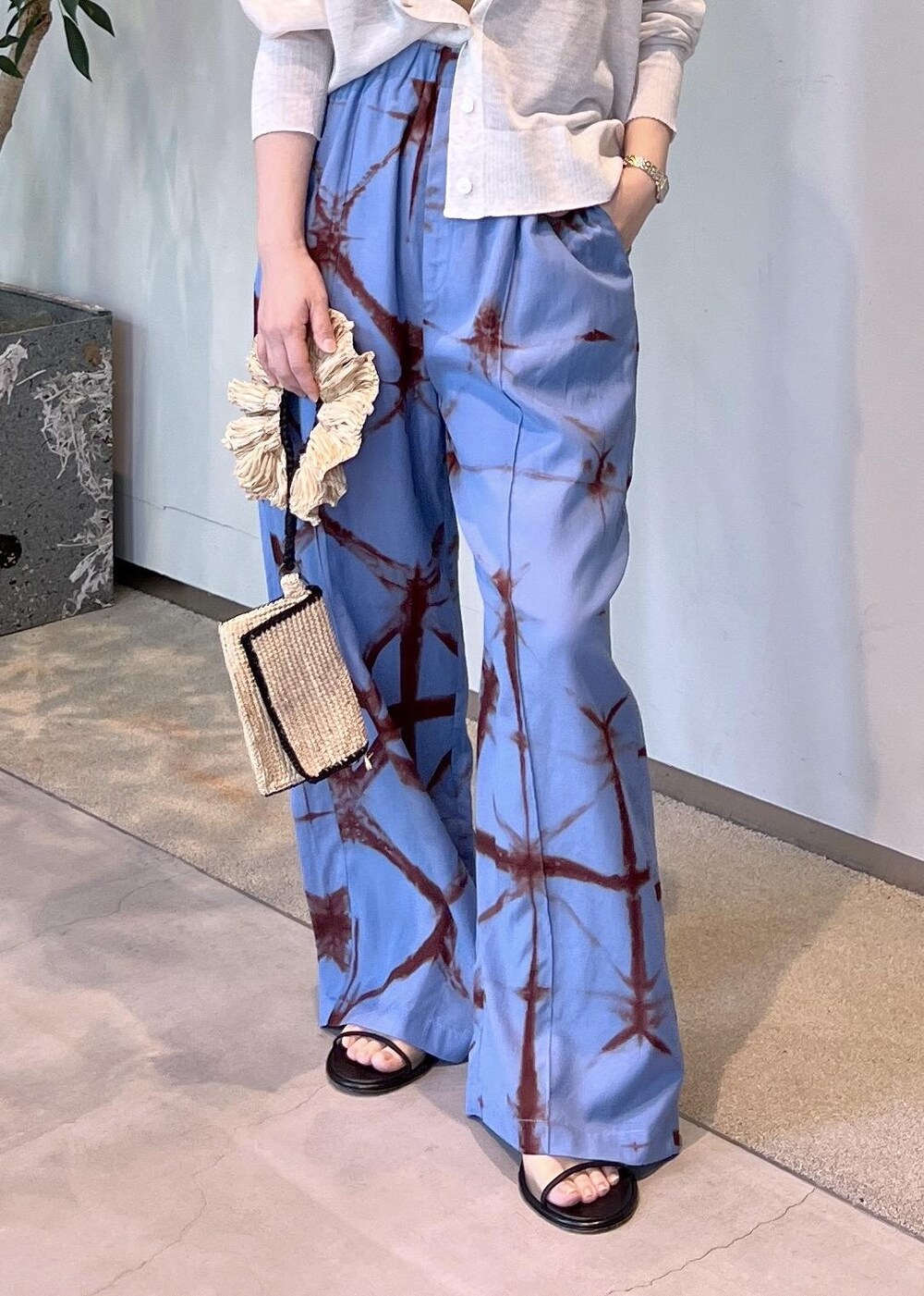 グレー系のカーディガン/ボレロ、ブルー系のその他パンツ、ベージュ系のタンクトップを着用したレディースの春コーディネートの8枚目の写真