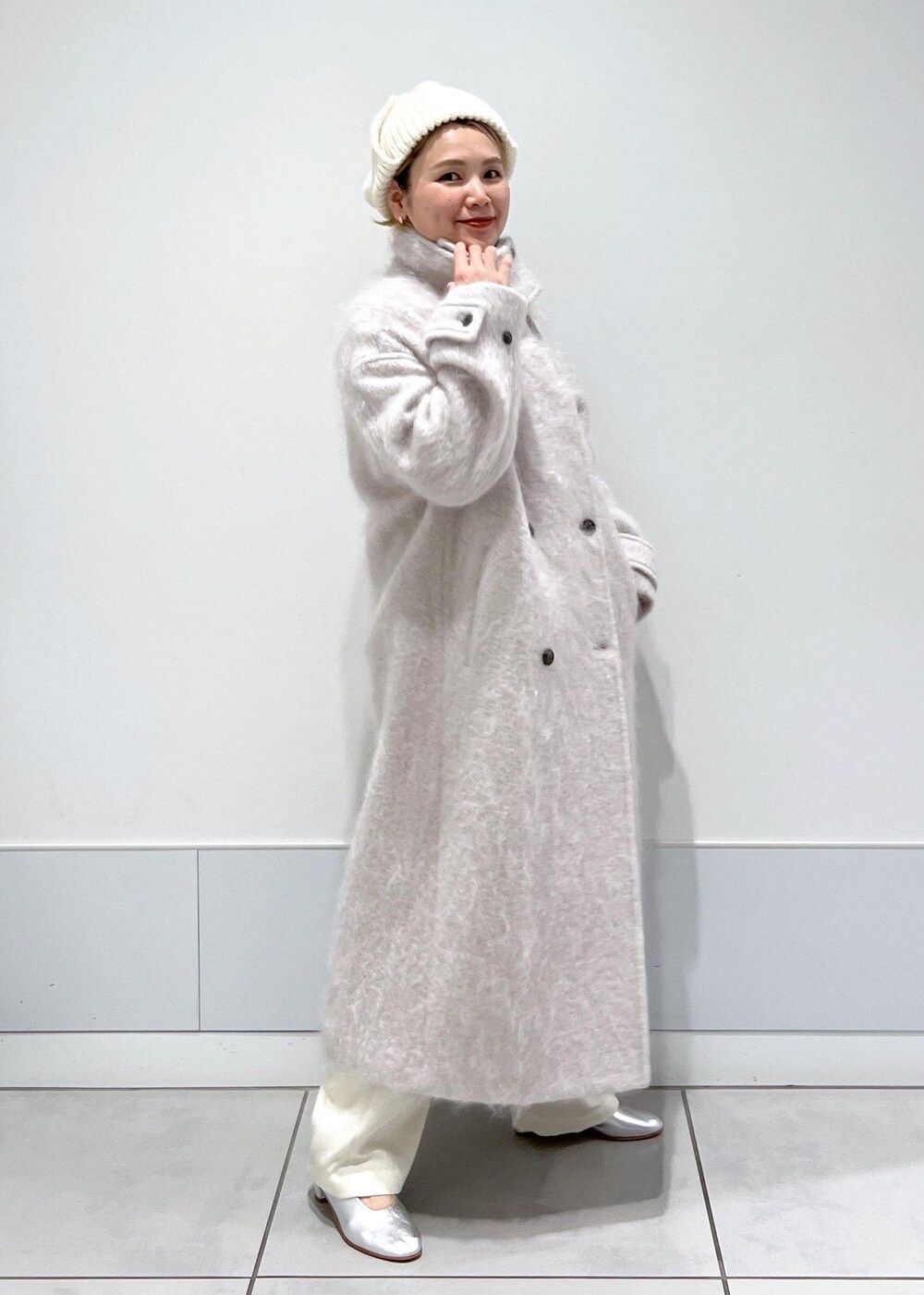 グレー系のその他アウター、ホワイト系のキャミソール、ホワイト系のカーゴパンツを着用したレディースの冬コーディネートの5枚目の写真